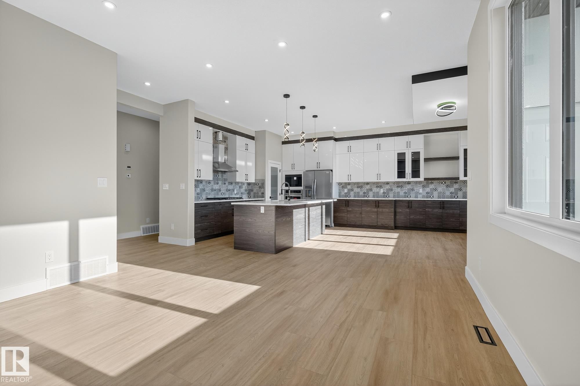 181 Edgewater Circle, Leduc, AB - Indoor Photo Showing Kitchen With Upgraded Kitchen