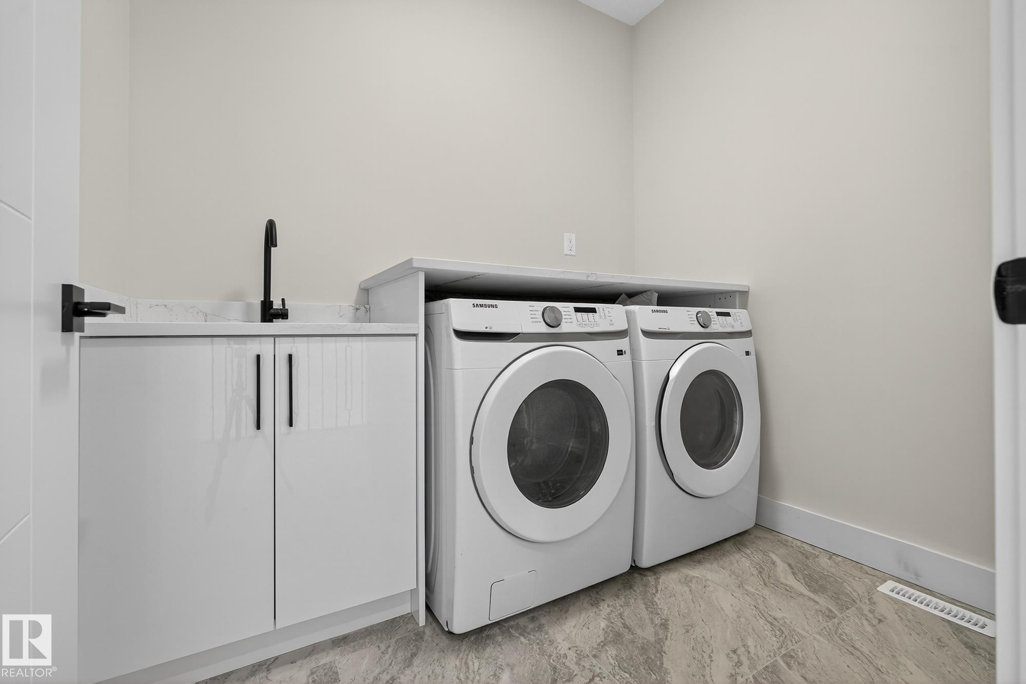 181 Edgewater Circle, Leduc, AB - Indoor Photo Showing Laundry Room