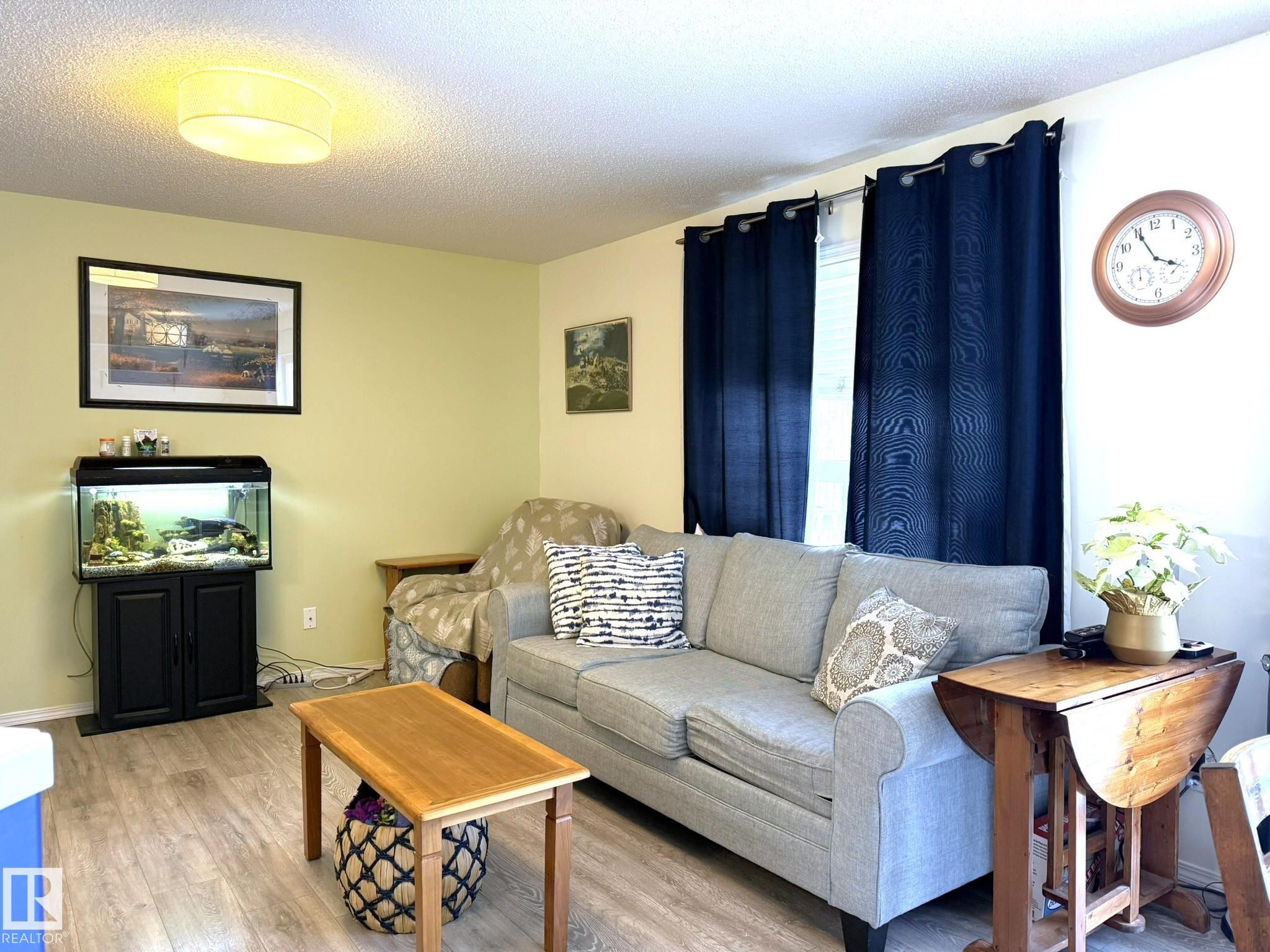 735 Kananaskis Drive, Devon, AB - Indoor Photo Showing Living Room