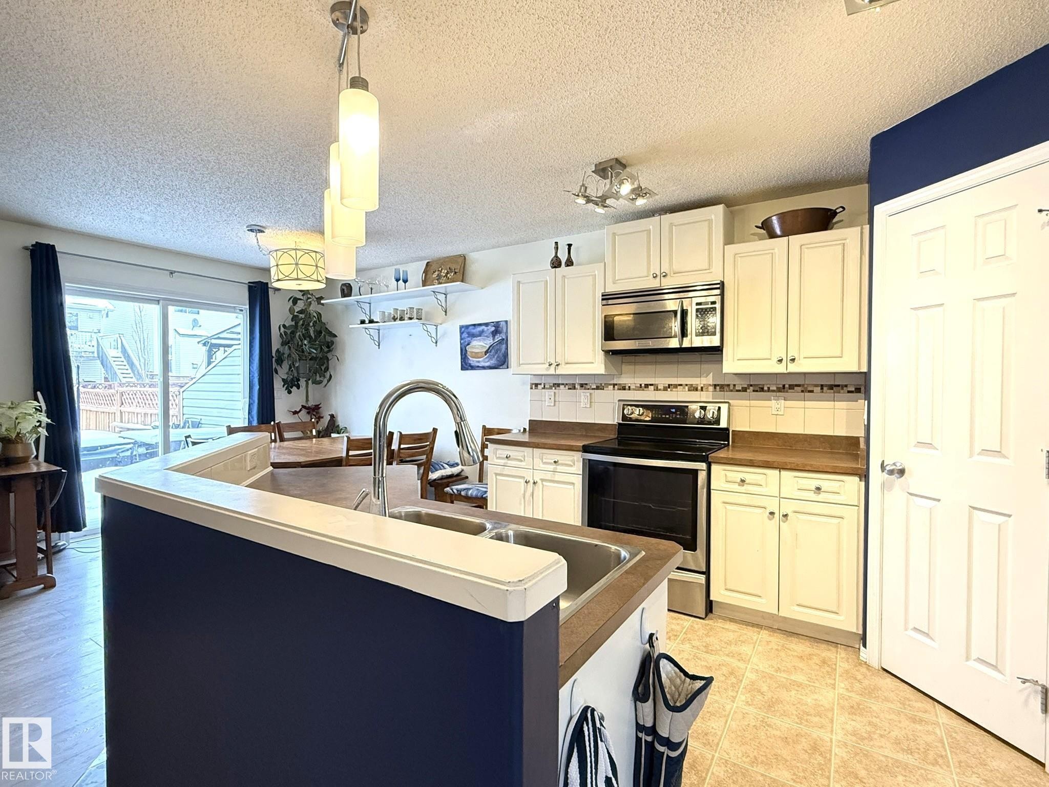 735 Kananaskis Drive, Devon, AB - Indoor Photo Showing Kitchen