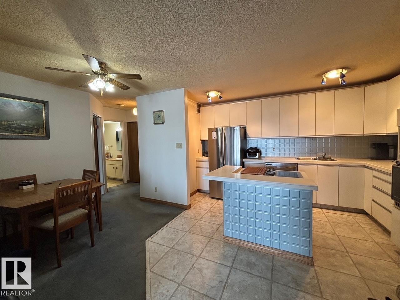 8043 Tudor Glen, St. Albert, AB - Indoor Photo Showing Kitchen With Double Sink