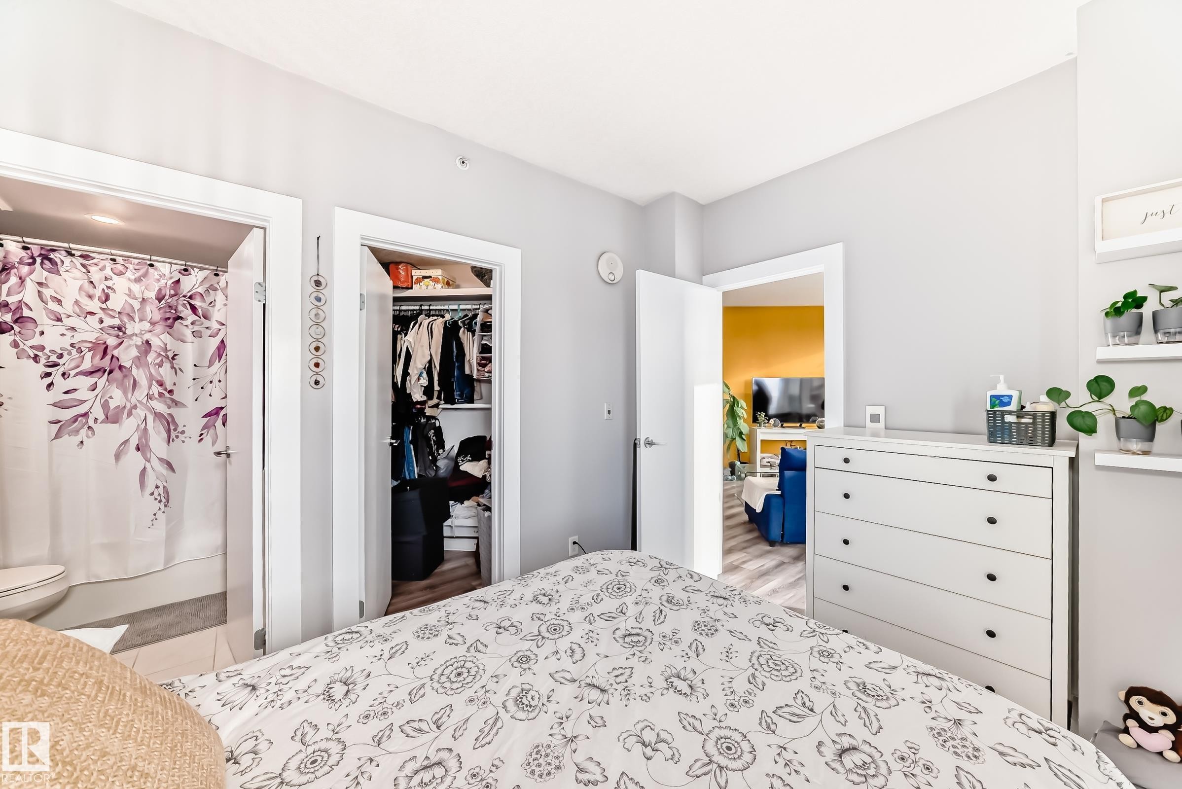 Bedroom featuring a walk in closet - 2004 10136 104 Street, Edmonton, AB - Indoor Photo Showing Bedroom