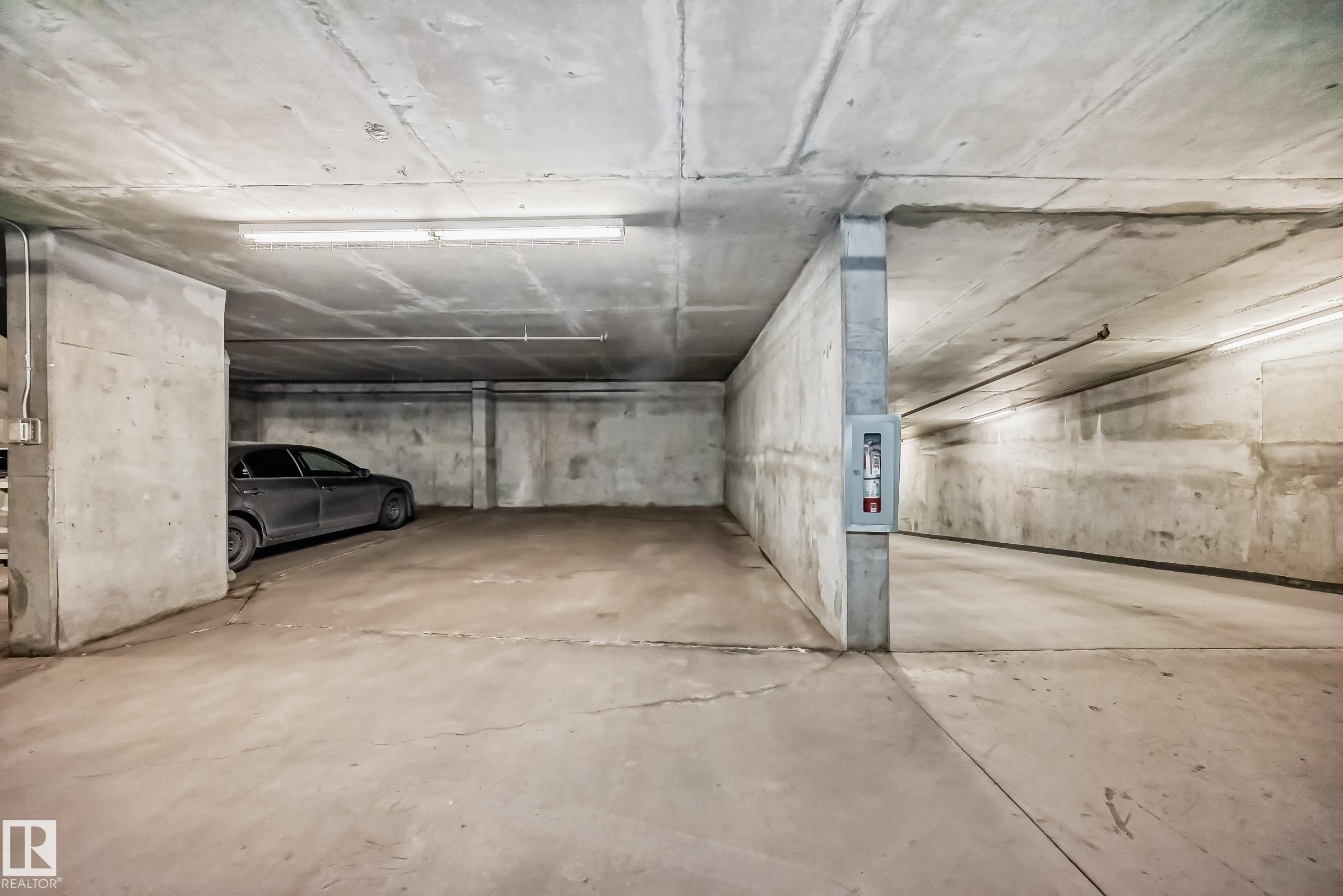 View of parking garage - 2004 10136 104 Street, Edmonton, AB - Indoor Photo Showing Garage