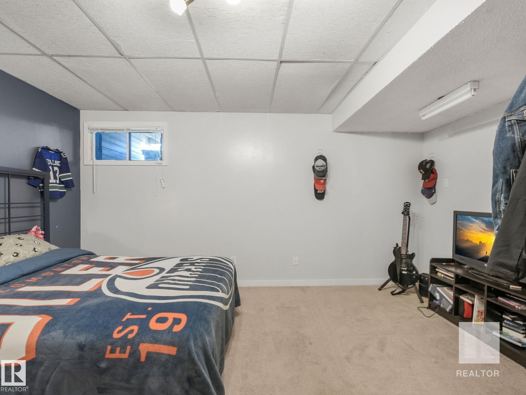 Bedroom with light colored carpet and a drop ceiling - 4504 48 Avenue, Onoway, AB - Indoor