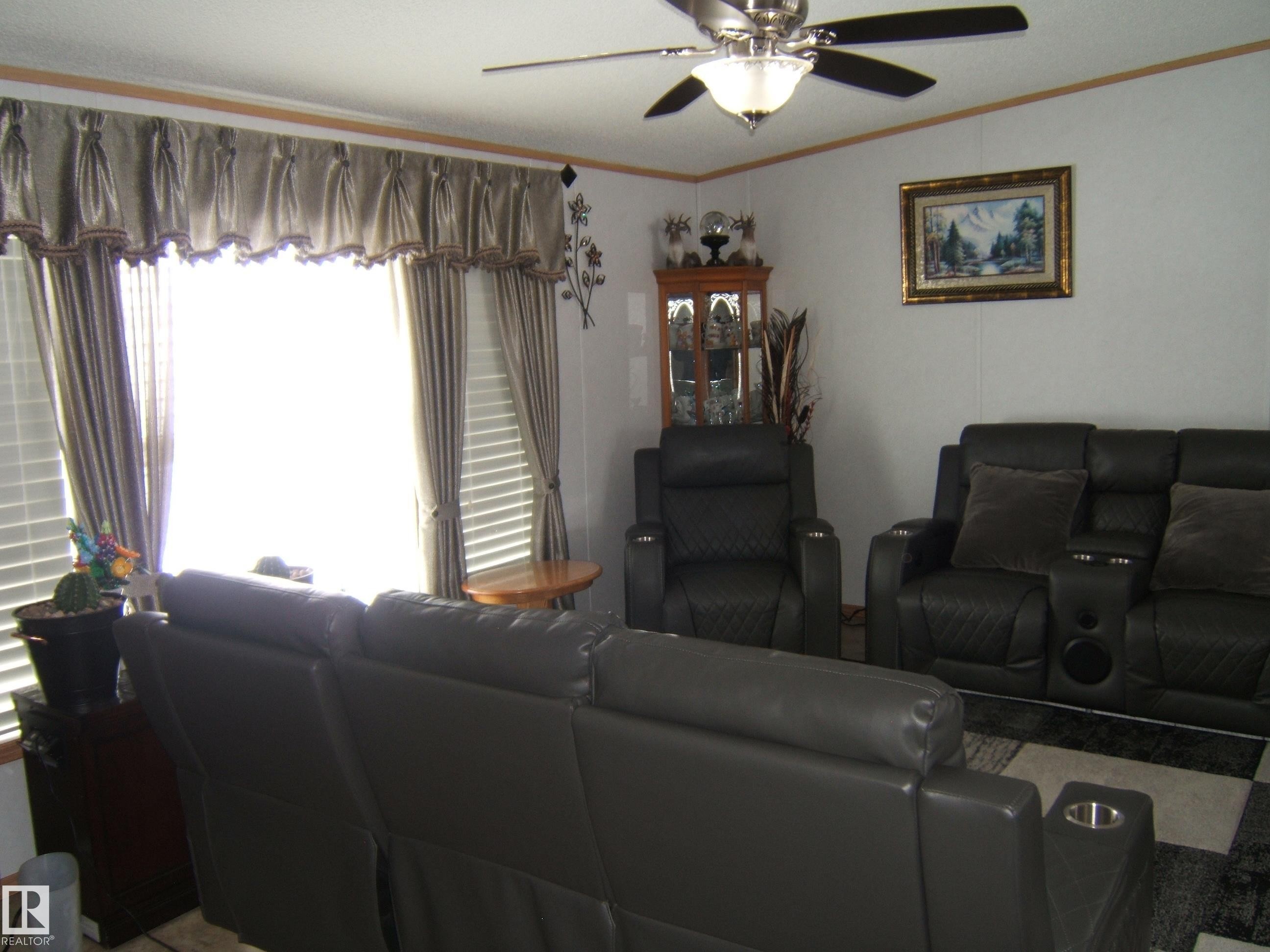 Living area featuring ceiling fan and crown molding - 125076 Twp Rd 540, Rural Two Hills County, AB - Indoor Photo Showing Living Room