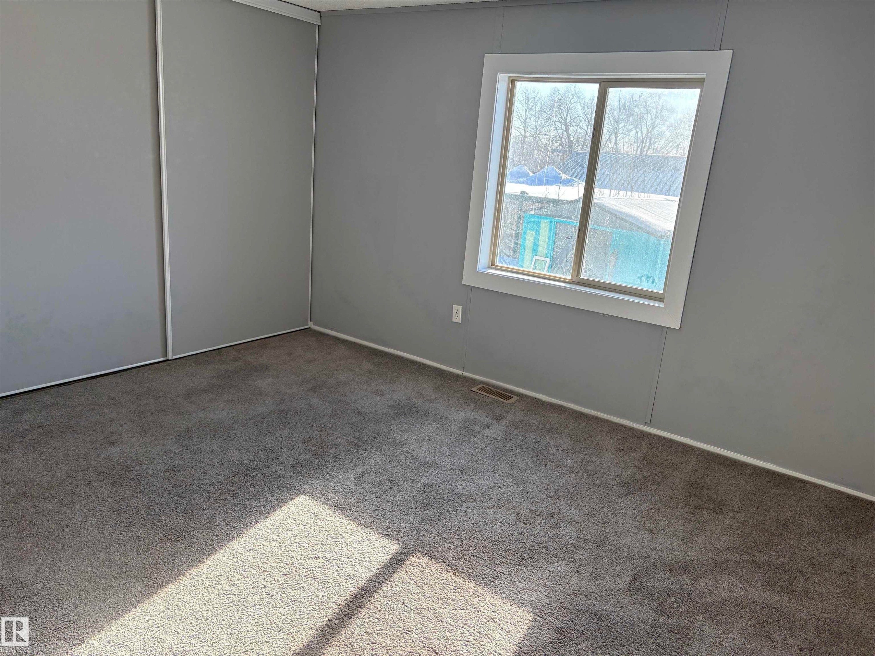 View of carpeted empty room - 8 Evergreen Park Drive, Edmonton, AB - Indoor Photo Showing Other Room