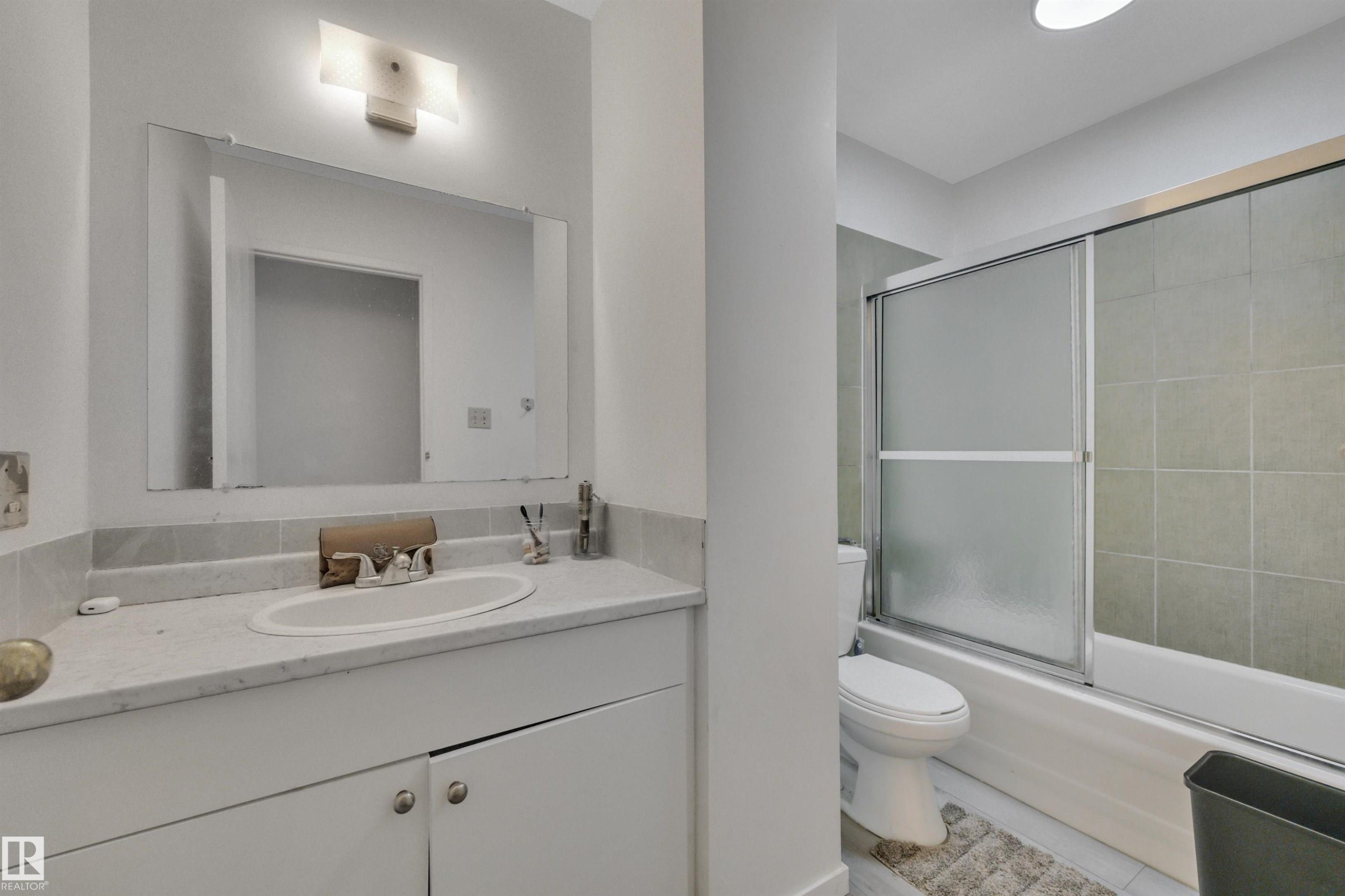 8216-8222 120 Avenue, Edmonton, AB - Indoor Photo Showing Bathroom