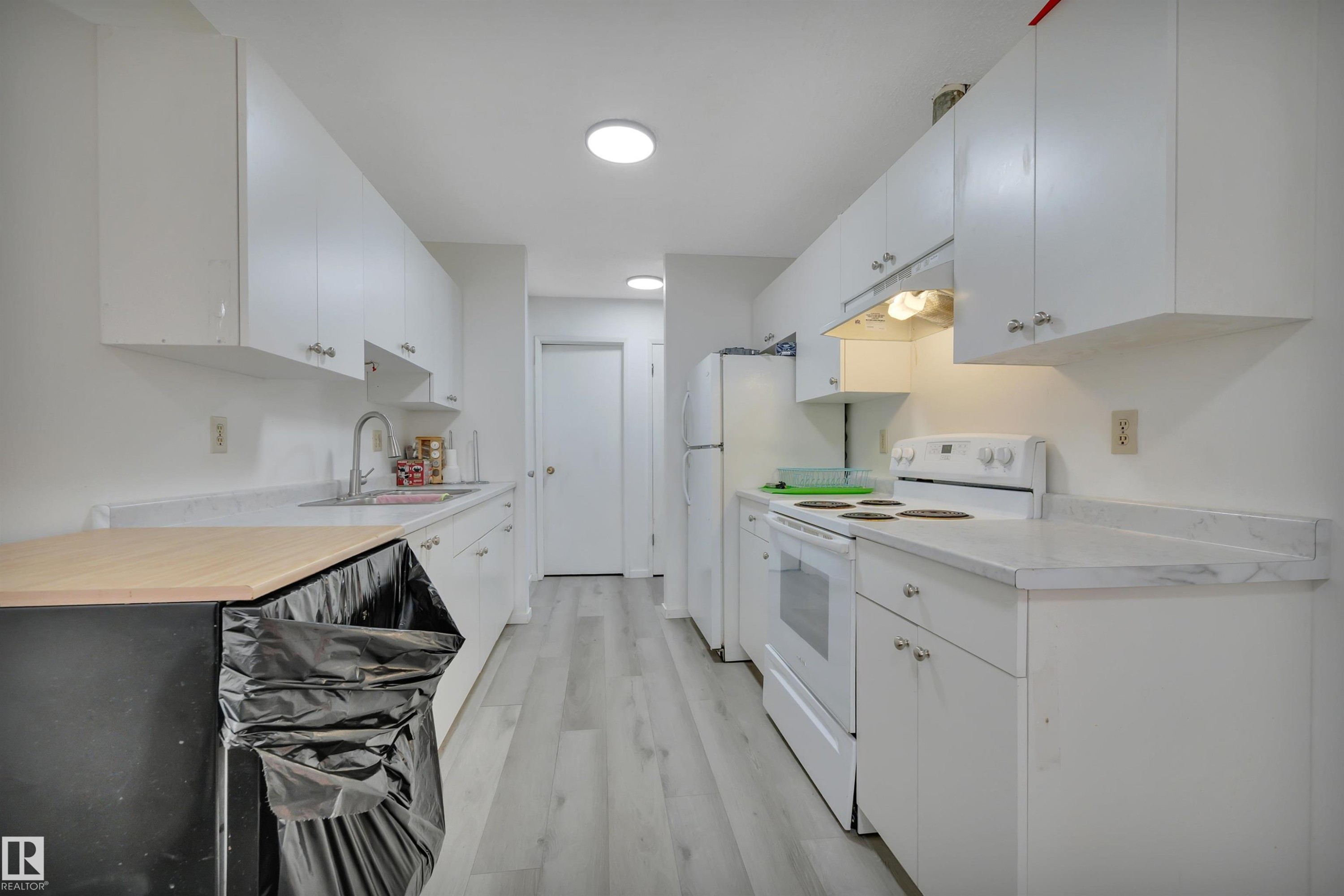 8216-8222 120 Avenue, Edmonton, AB - Indoor Photo Showing Kitchen