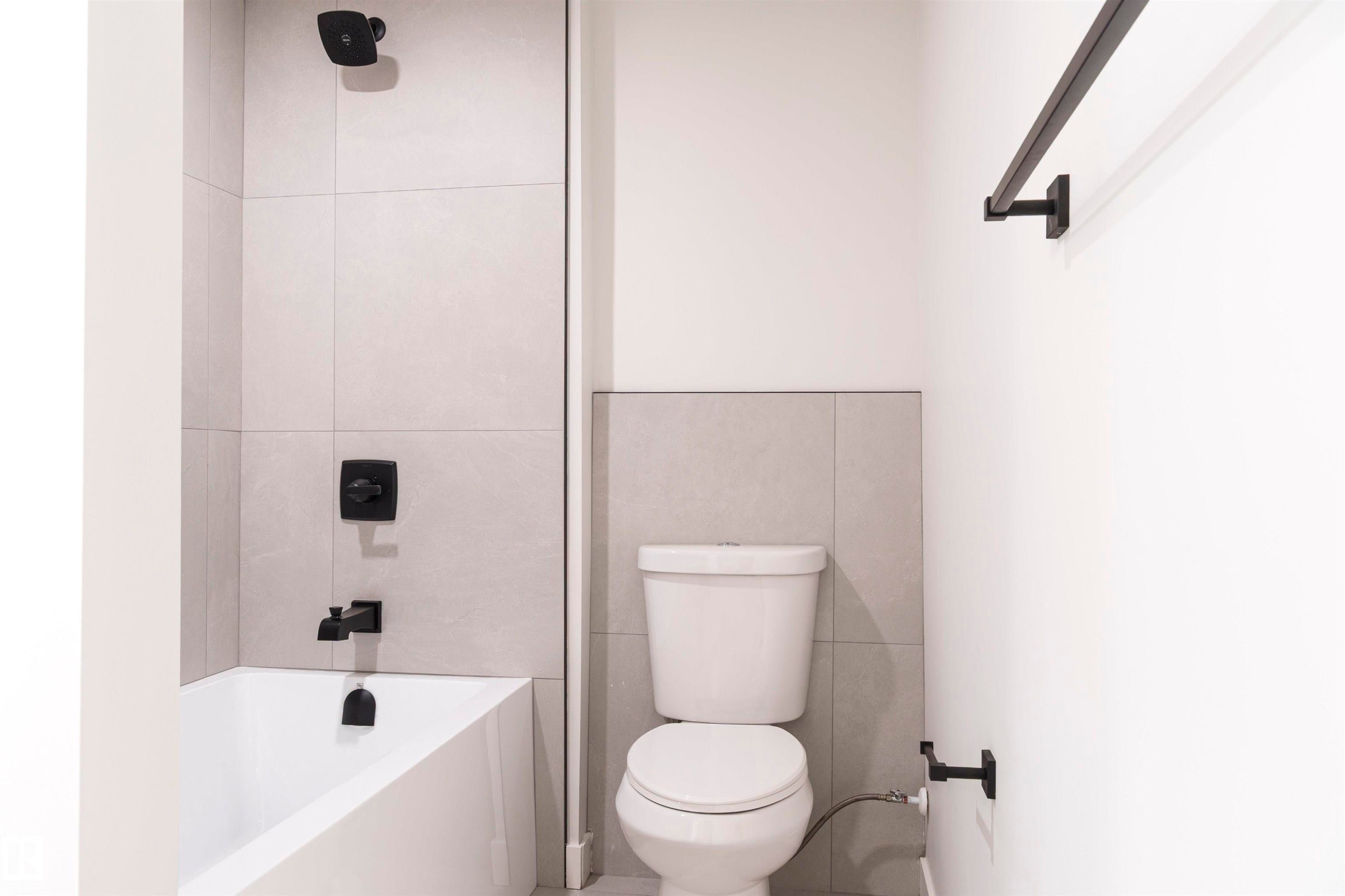 18418 62B Avenue, Edmonton, AB - Indoor Photo Showing Bathroom