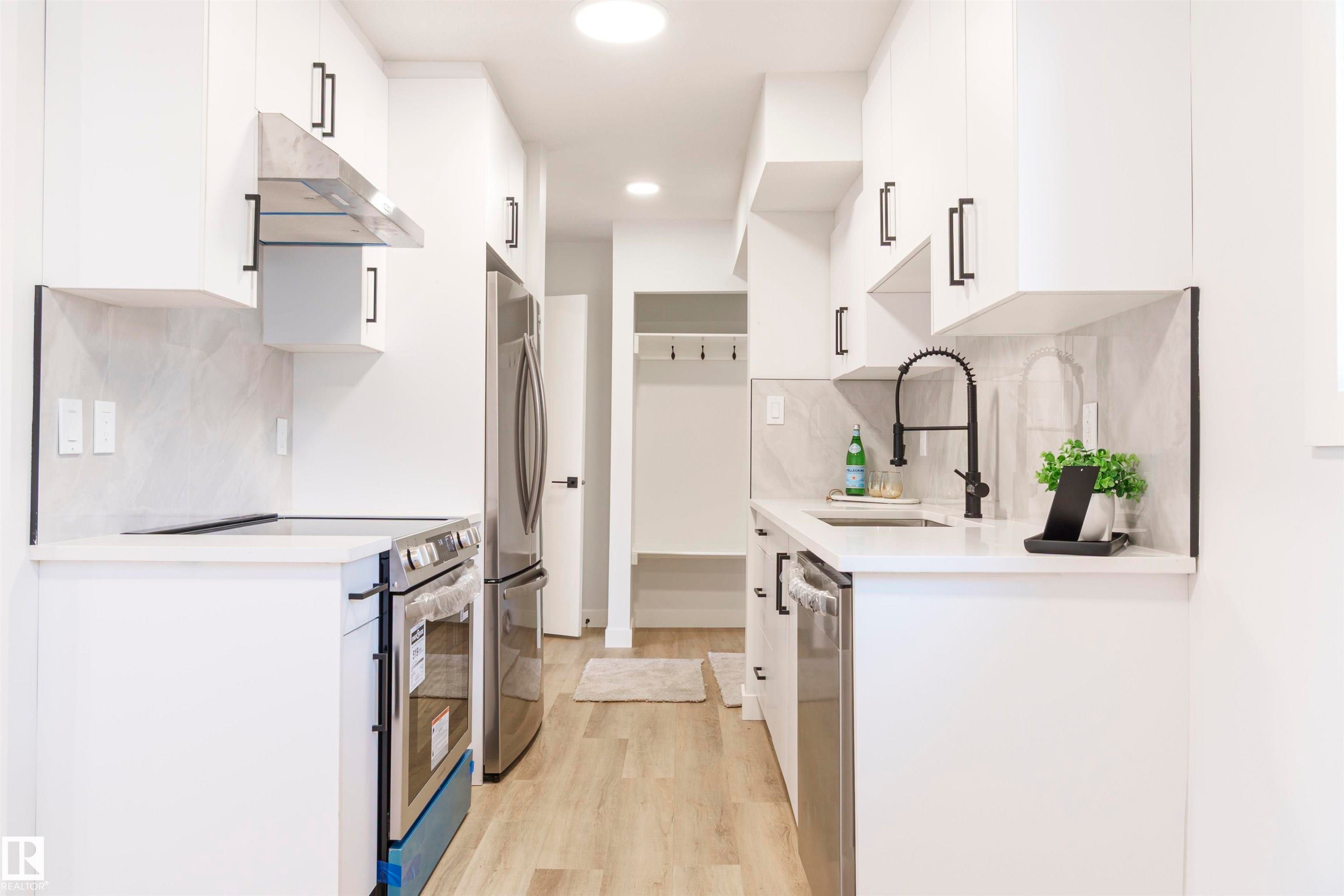 18418 62B Avenue, Edmonton, AB - Indoor Photo Showing Kitchen