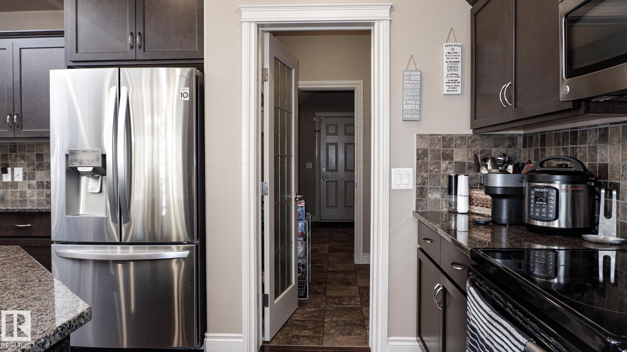 3619 Goodridge Crescent, Edmonton, AB - Indoor Photo Showing Kitchen With Upgraded Kitchen