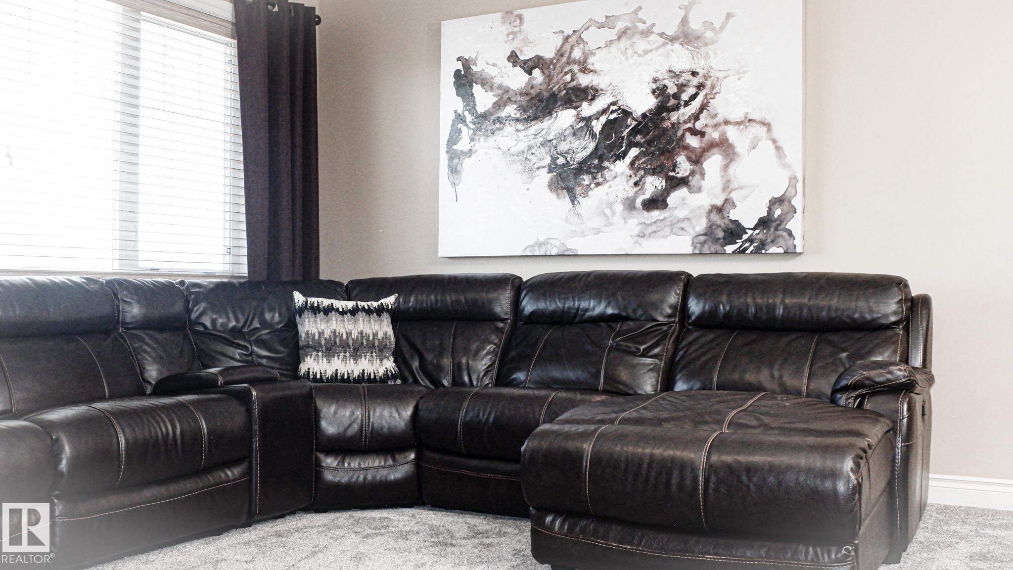 3619 Goodridge Crescent, Edmonton, AB - Indoor Photo Showing Living Room