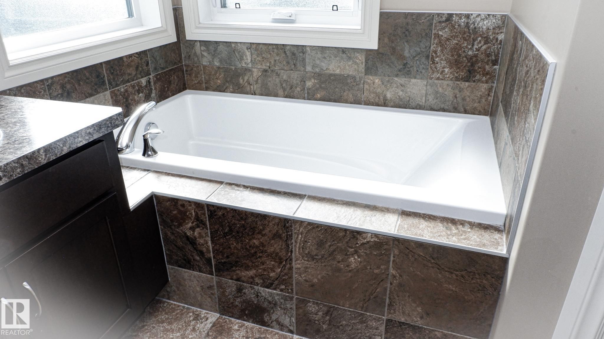 3619 Goodridge Crescent, Edmonton, AB - Indoor Photo Showing Bathroom