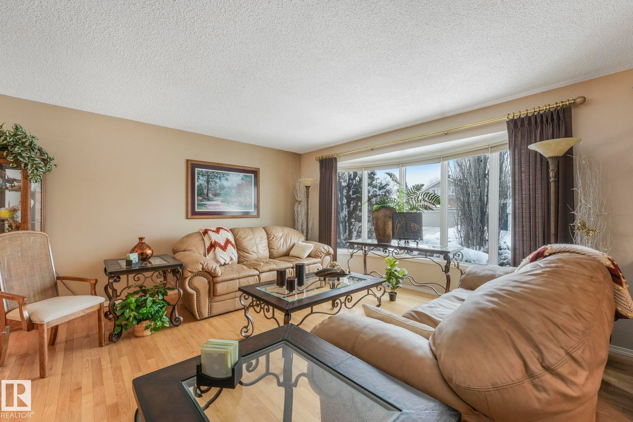 Living area with wood finished floors and a textured ceiling - 15909 112 B Street Nw, Edmonton, AB - Indoor Photo Showing Living Room