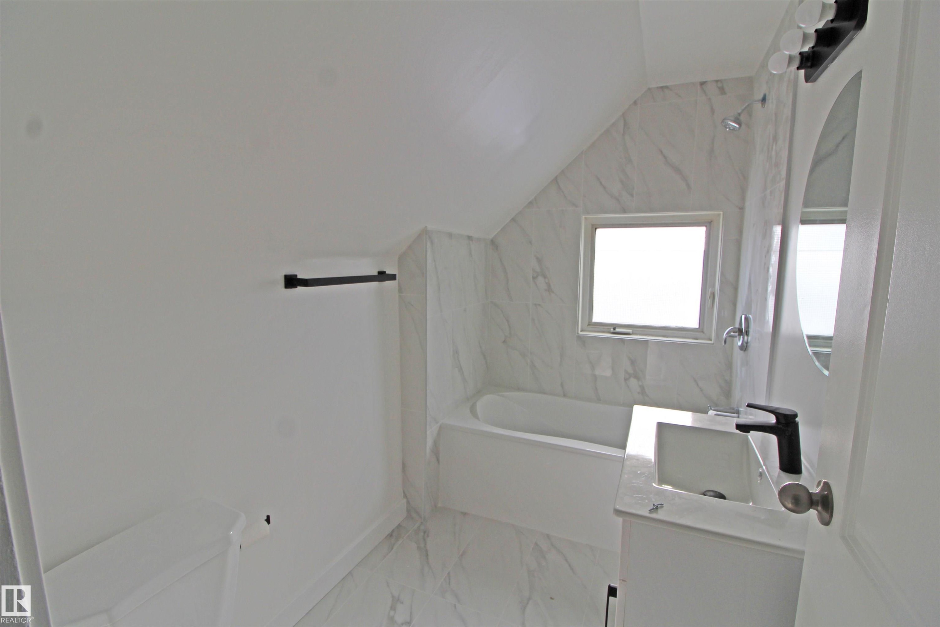 4729 49 Avenue, Wetaskiwin, AB - Indoor Photo Showing Bathroom