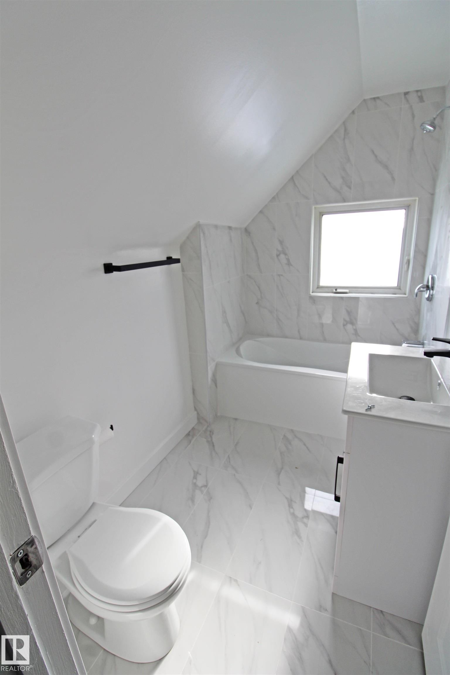 4729 49 Avenue, Wetaskiwin, AB - Indoor Photo Showing Bathroom