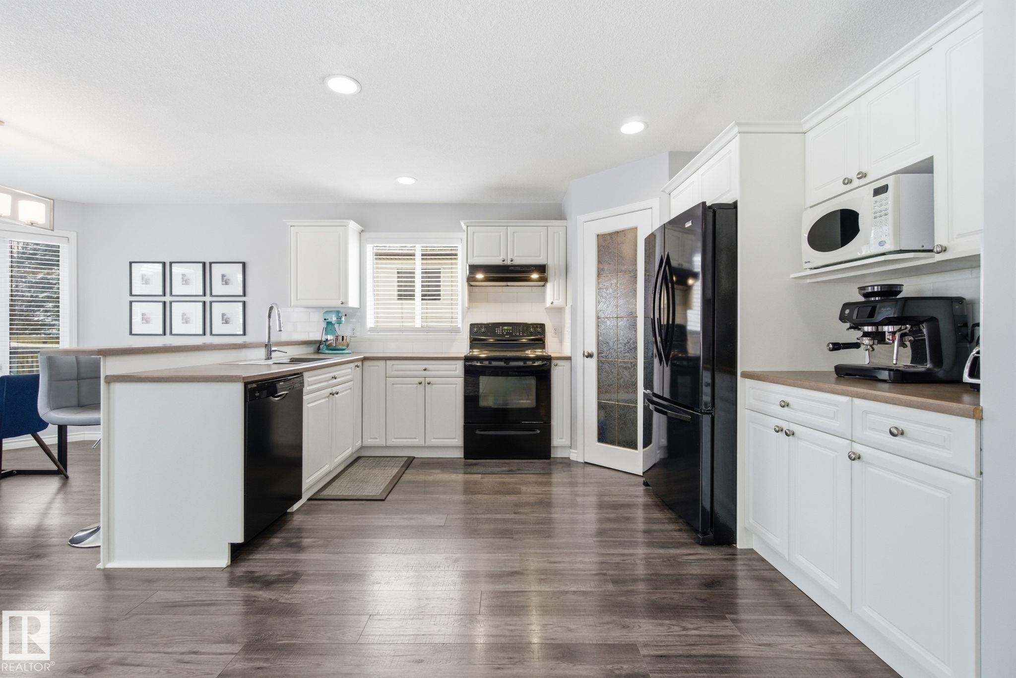5302 57 Avenue, Stony Plain, AB - Indoor Photo Showing Kitchen