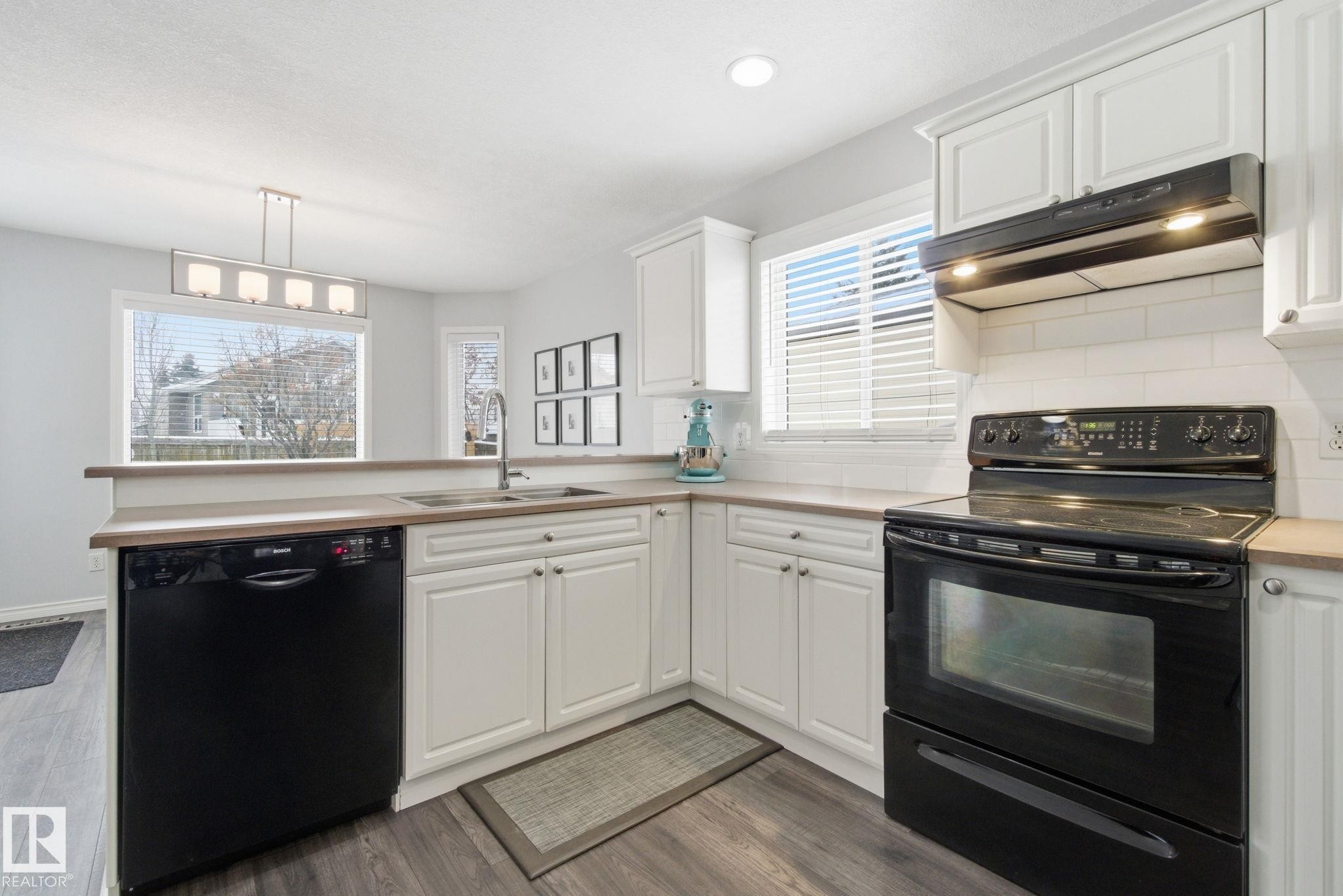 5302 57 Avenue, Stony Plain, AB - Indoor Photo Showing Kitchen
