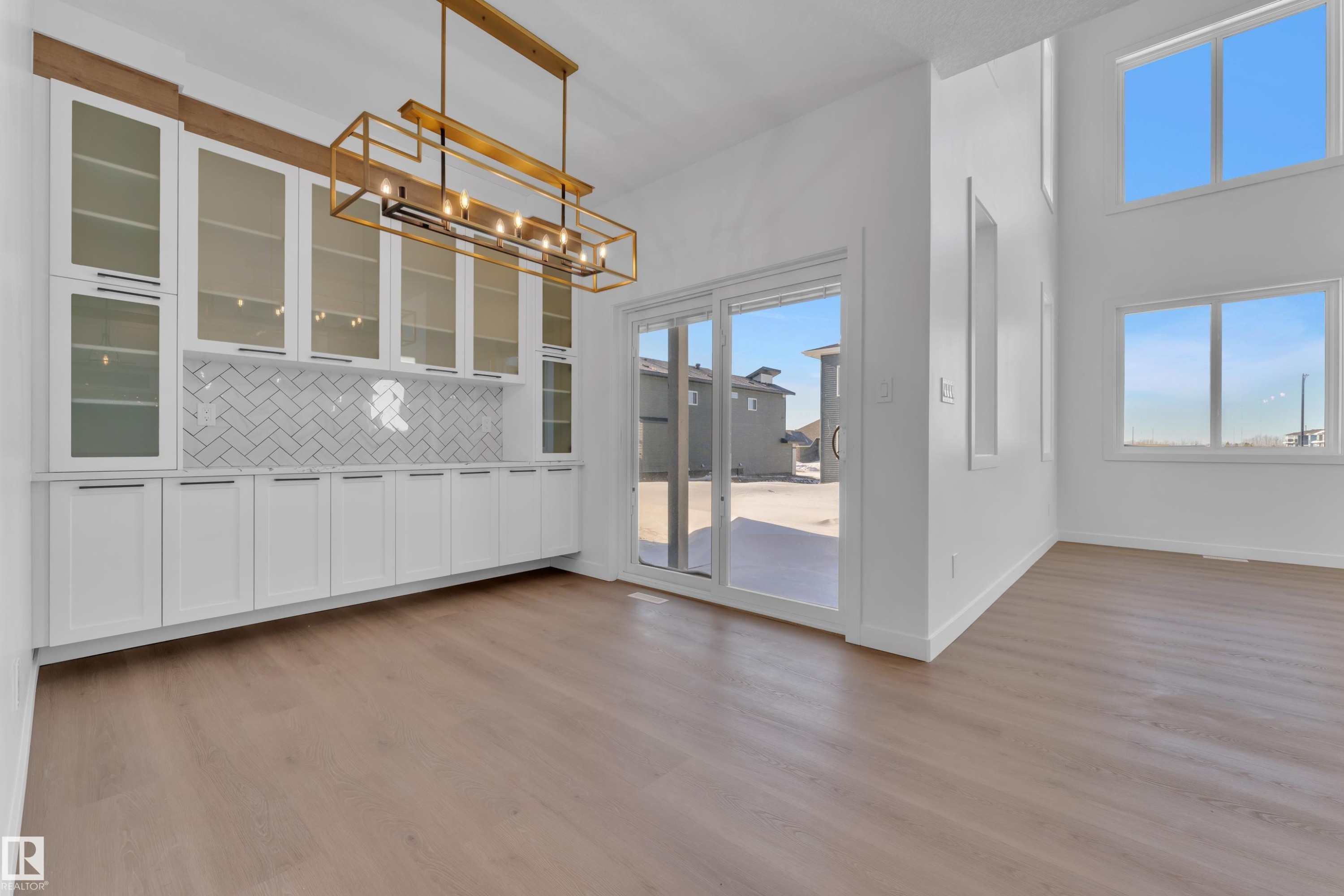 Unfurnished dining area with hanging lights and light wood-style floors - 95 Eldridge Point(E), St. Albert, AB - Indoor Photo Showing Other Room