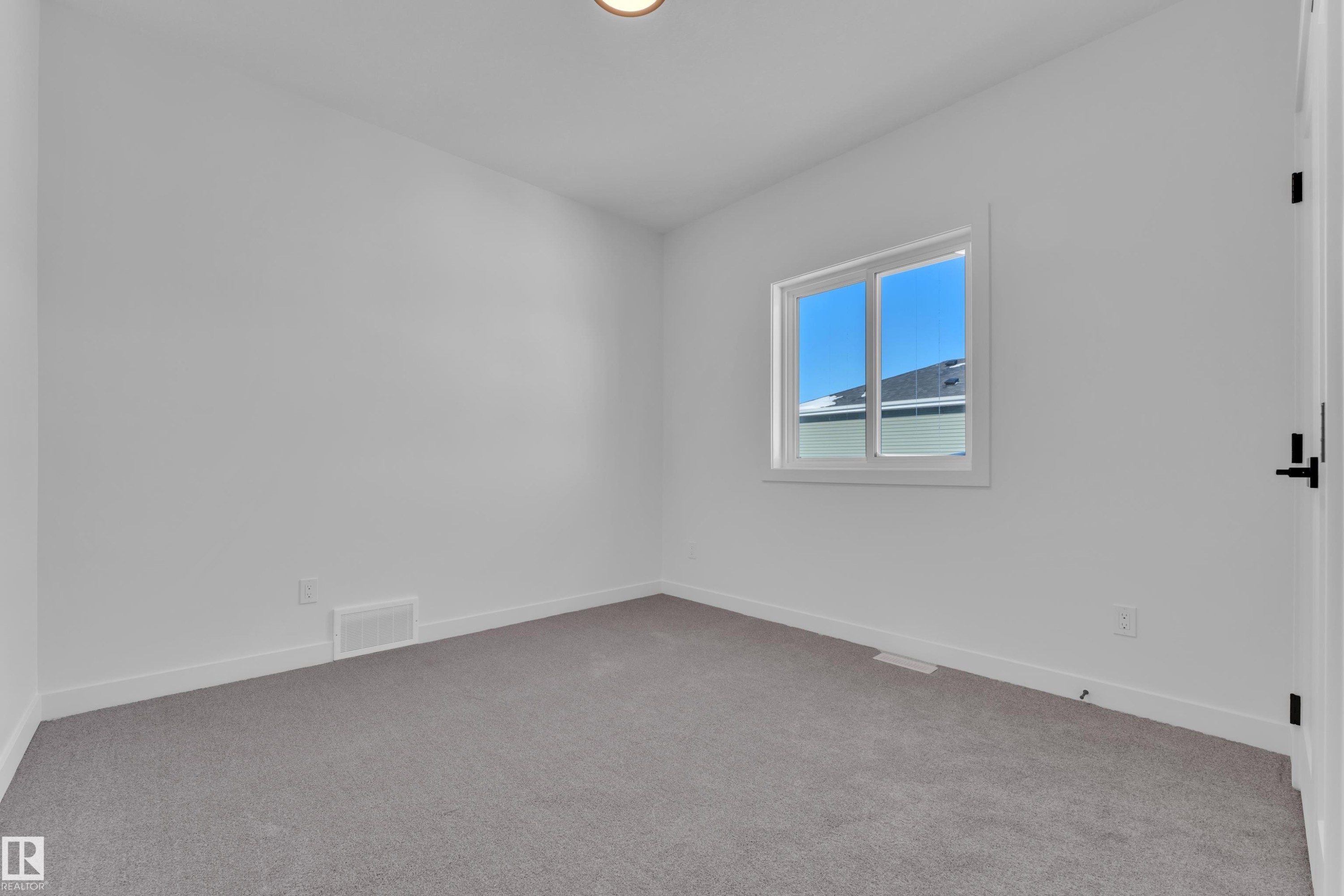 Empty room featuring light colored carpet and baseboards - 95 Eldridge Point(E), St. Albert, AB - Indoor Photo Showing Other Room