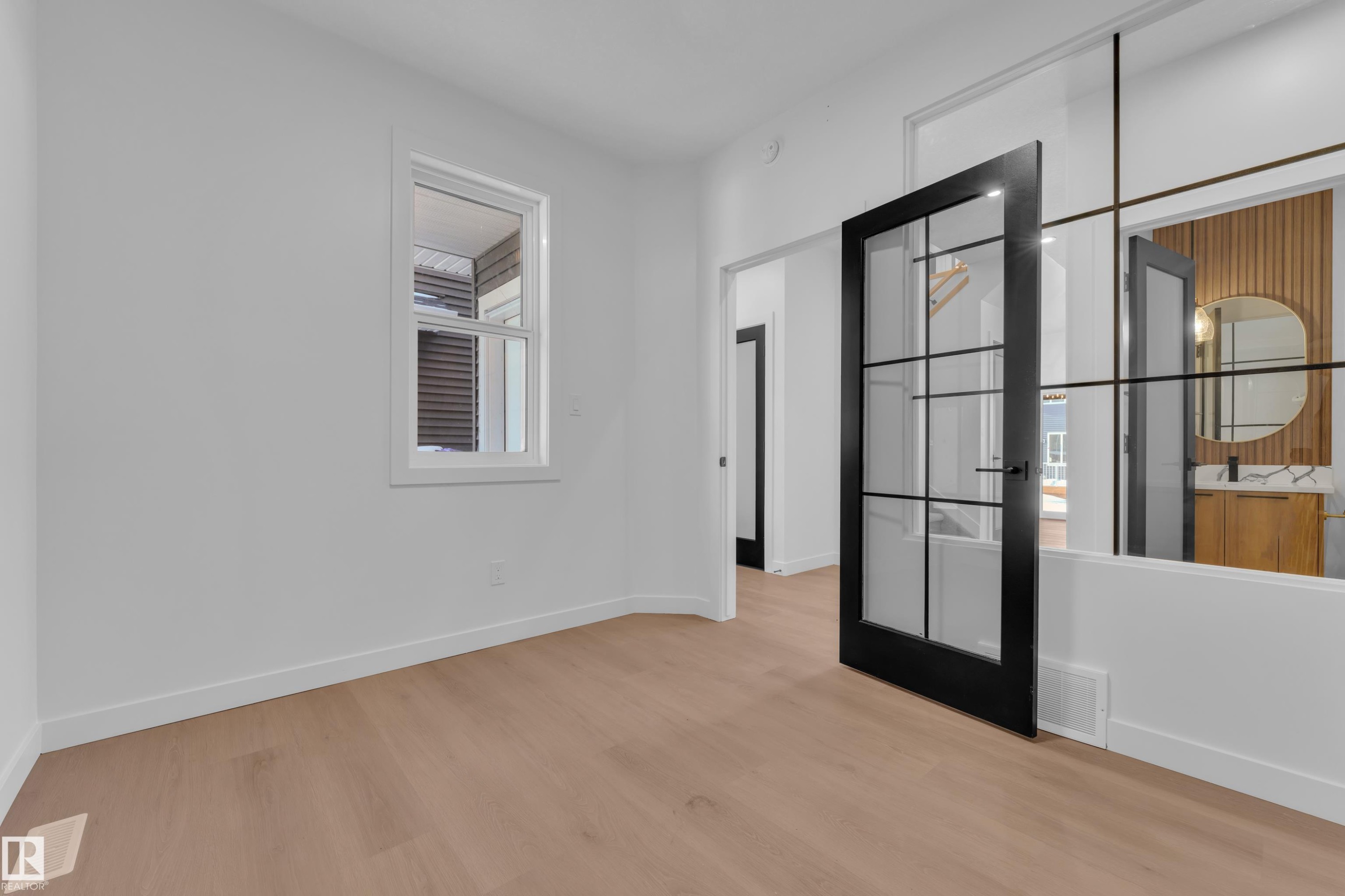 Unfurnished room with baseboards and light wood-style flooring - 95 Eldridge Point(E), St. Albert, AB - Indoor Photo Showing Other Room