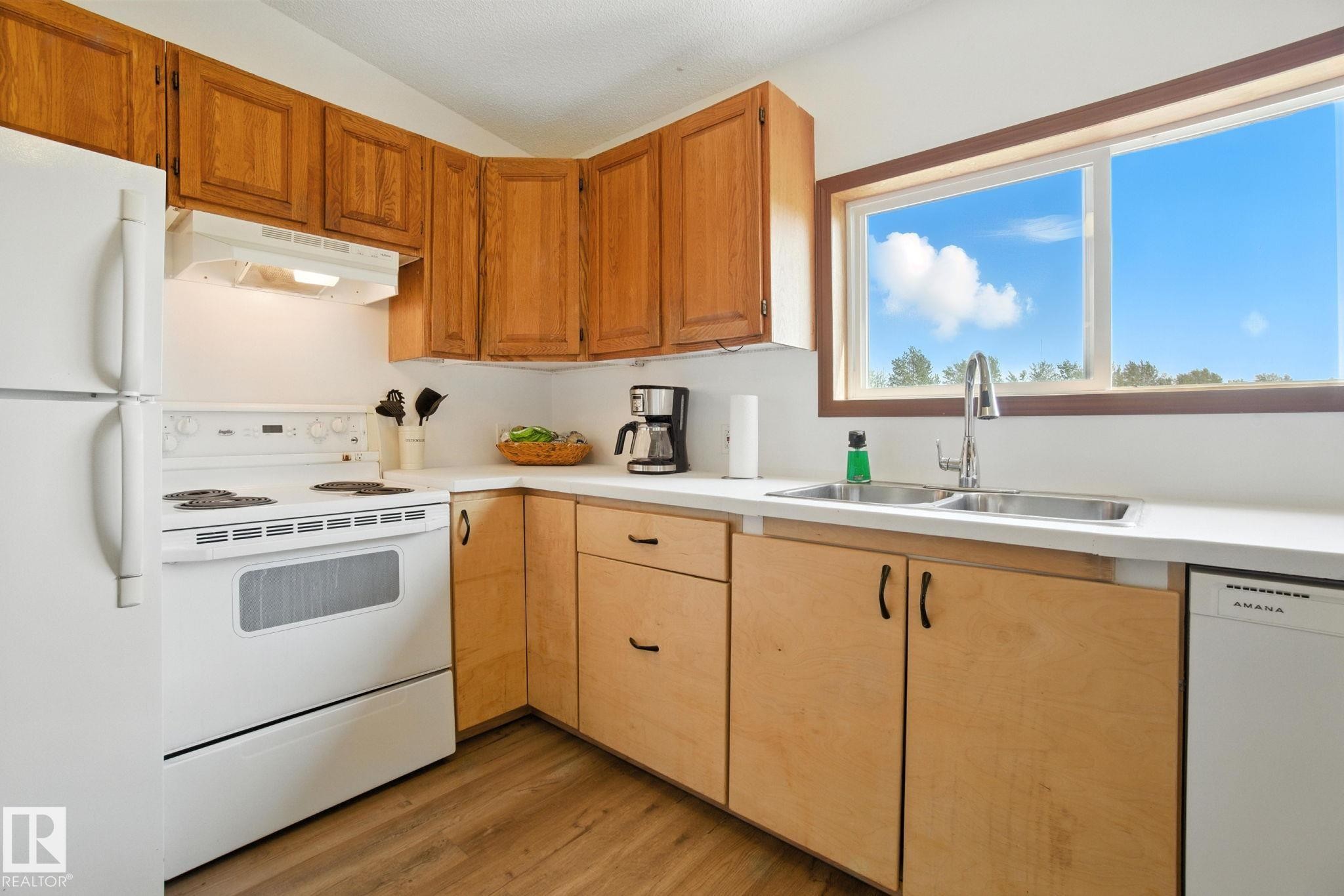 51019 Rge Road 273, Rural Parkland County, AB - Indoor Photo Showing Kitchen With Double Sink