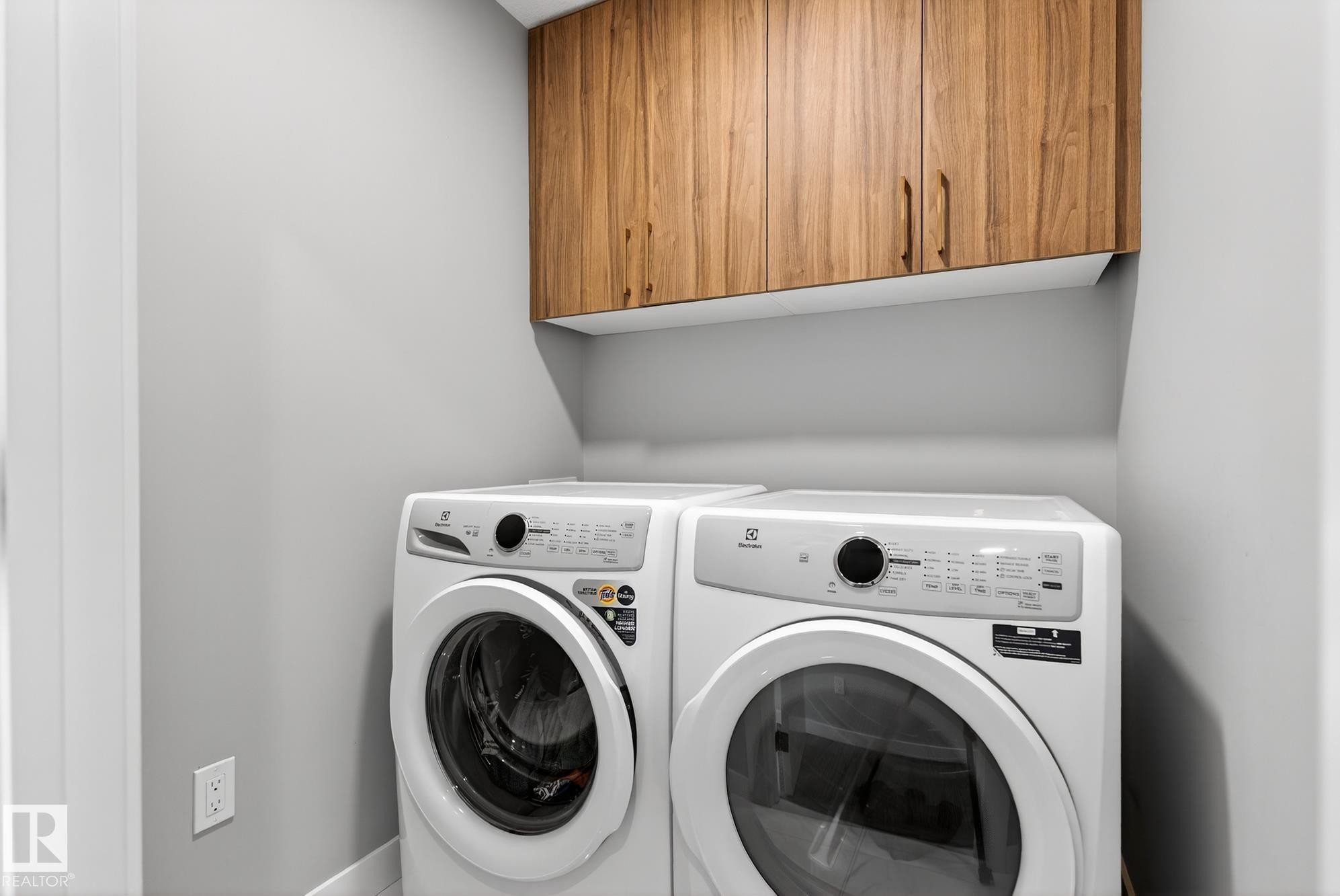 Laundry room featuring cabinet space and separate washer and dryer - 1027 150 Avenue, Edmonton, AB - Indoor Photo Showing Laundry Room
