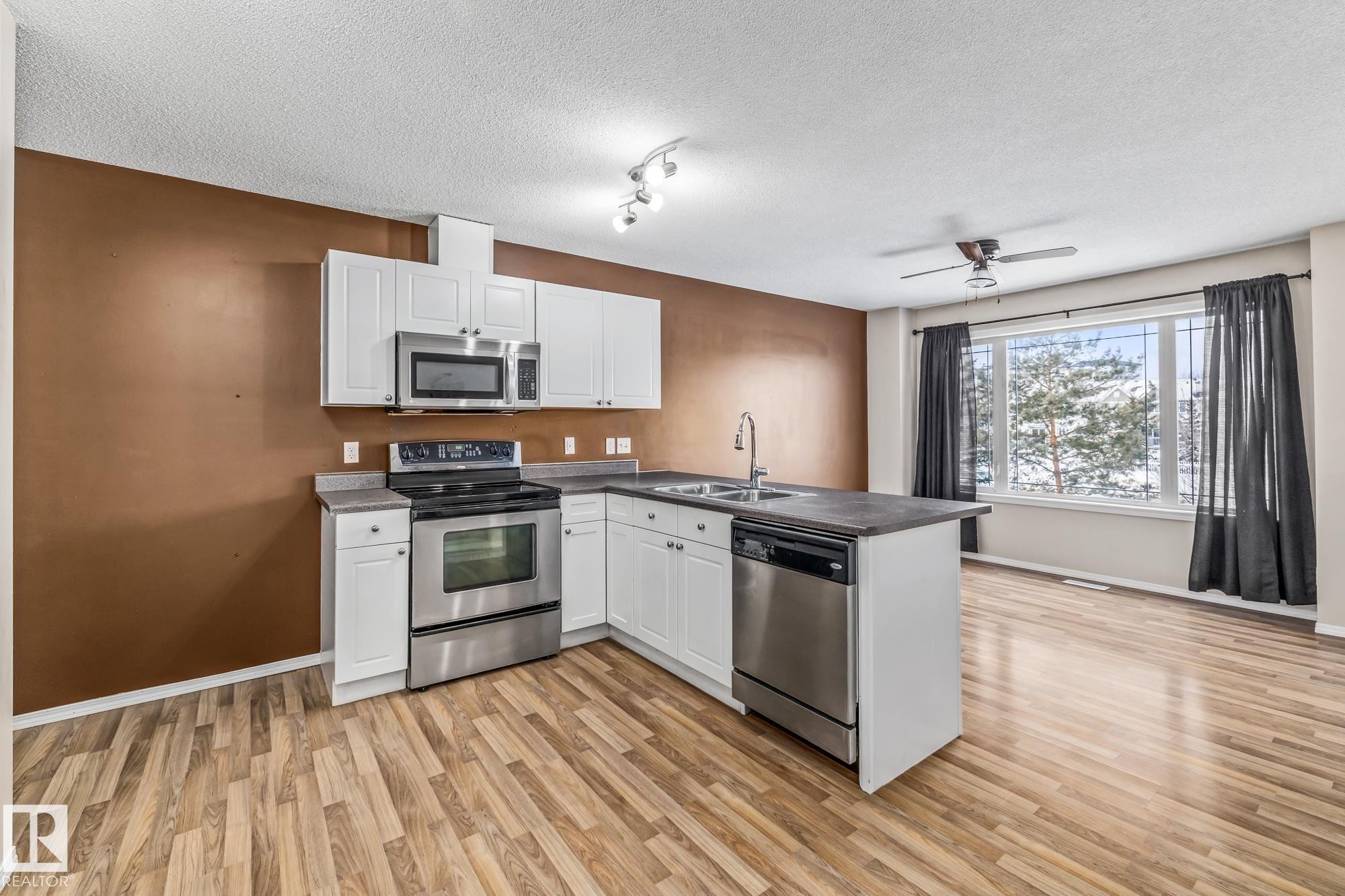 1421 Hermitage Road, Edmonton, AB - Indoor Photo Showing Kitchen With Stainless Steel Kitchen With Double Sink