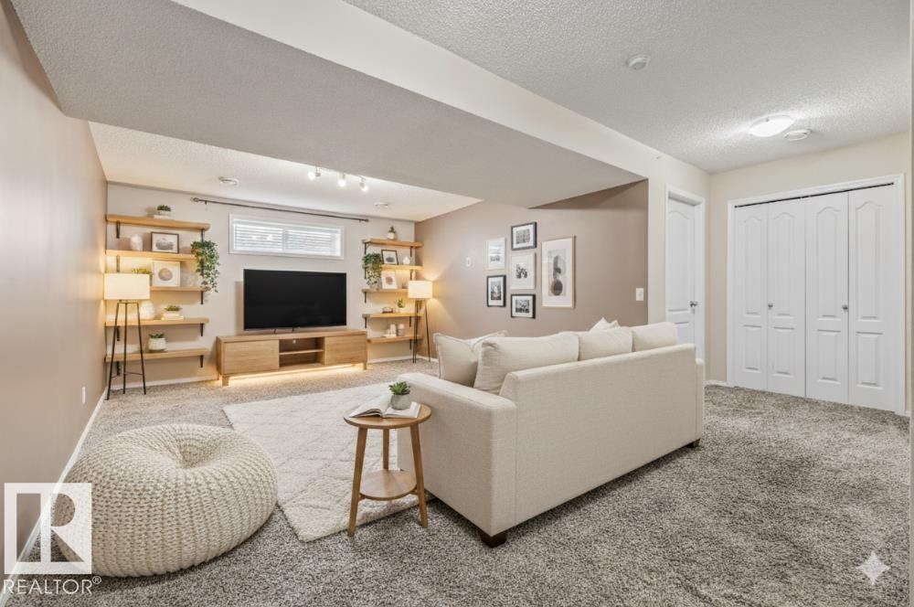1421 Hermitage Road, Edmonton, AB - Indoor Photo Showing Living Room