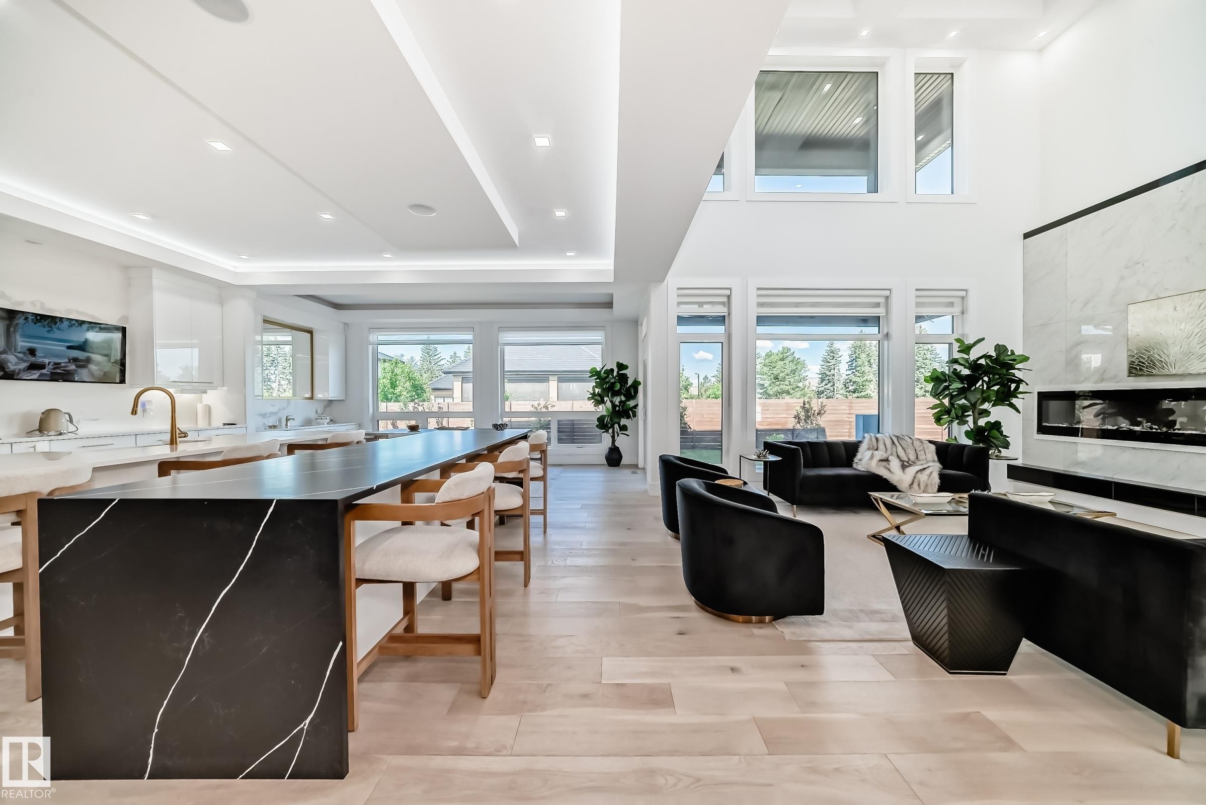 2747 Wheaton Drive, Edmonton, AB - Indoor Photo Showing Kitchen With Upgraded Kitchen