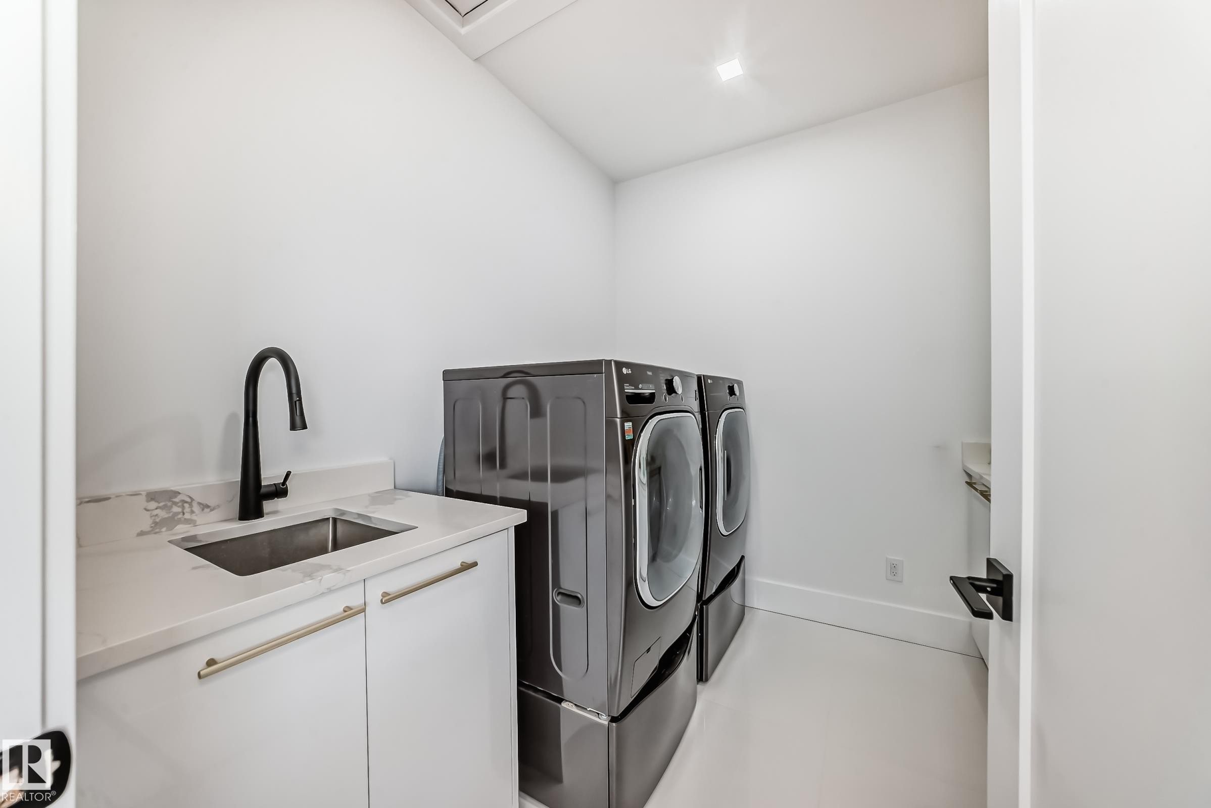 2747 Wheaton Drive, Edmonton, AB - Indoor Photo Showing Laundry Room