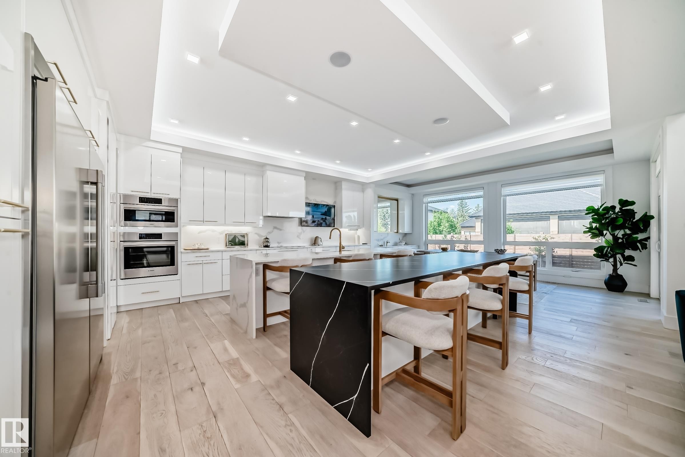 2747 Wheaton Drive, Edmonton, AB - Indoor Photo Showing Kitchen With Upgraded Kitchen