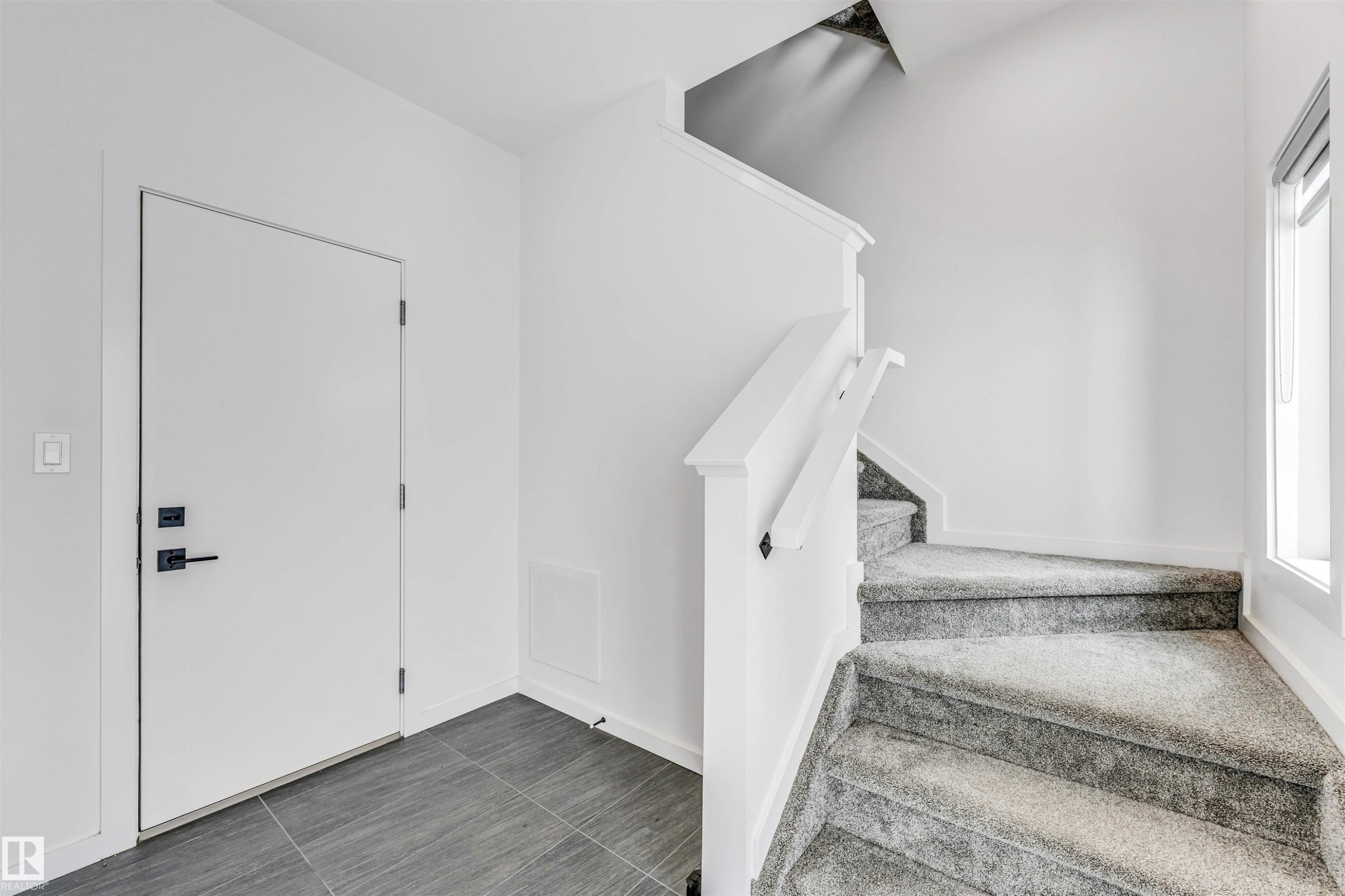 Staircase featuring baseboards - 77 5 Rondeau Drive, St. Albert, AB - Indoor Photo Showing Other Room