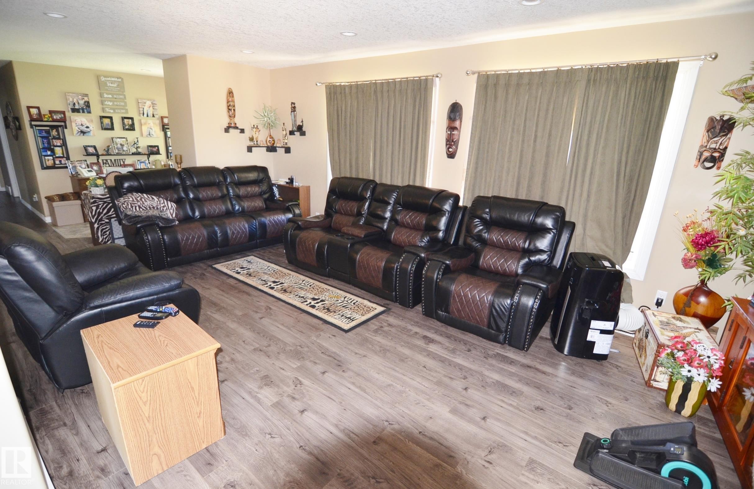 59225 Rge Rd 31, Rural Barrhead County, AB - Indoor Photo Showing Living Room