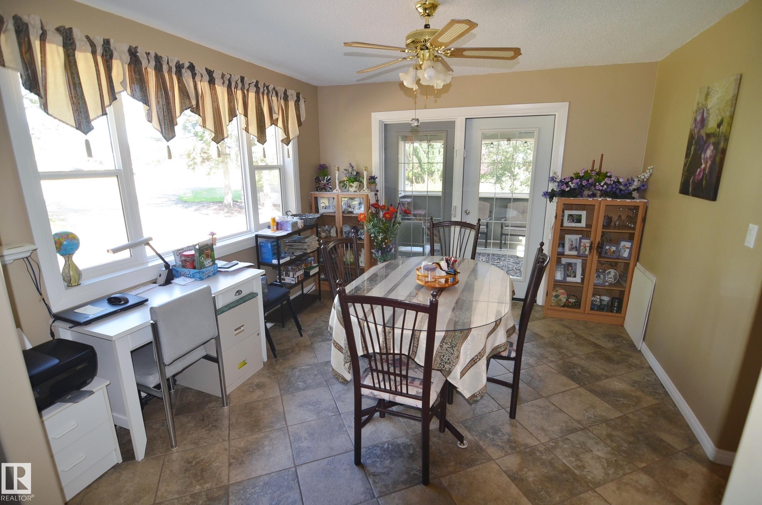 59225 Rge Rd 31, Rural Barrhead County, AB - Indoor Photo Showing Dining Room
