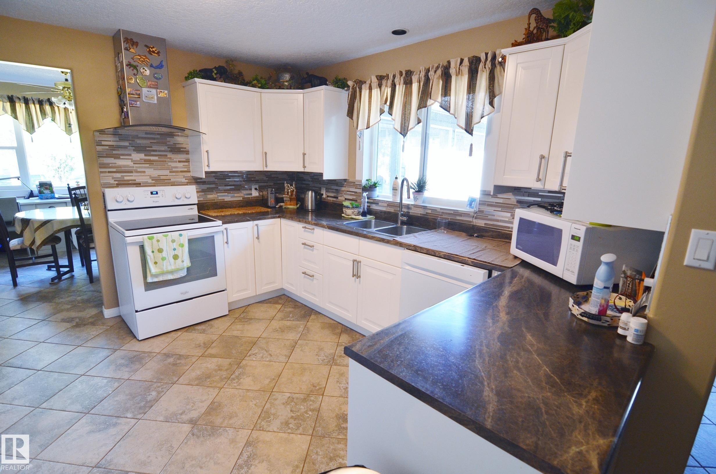 59225 Rge Rd 31, Rural Barrhead County, AB - Indoor Photo Showing Kitchen With Double Sink