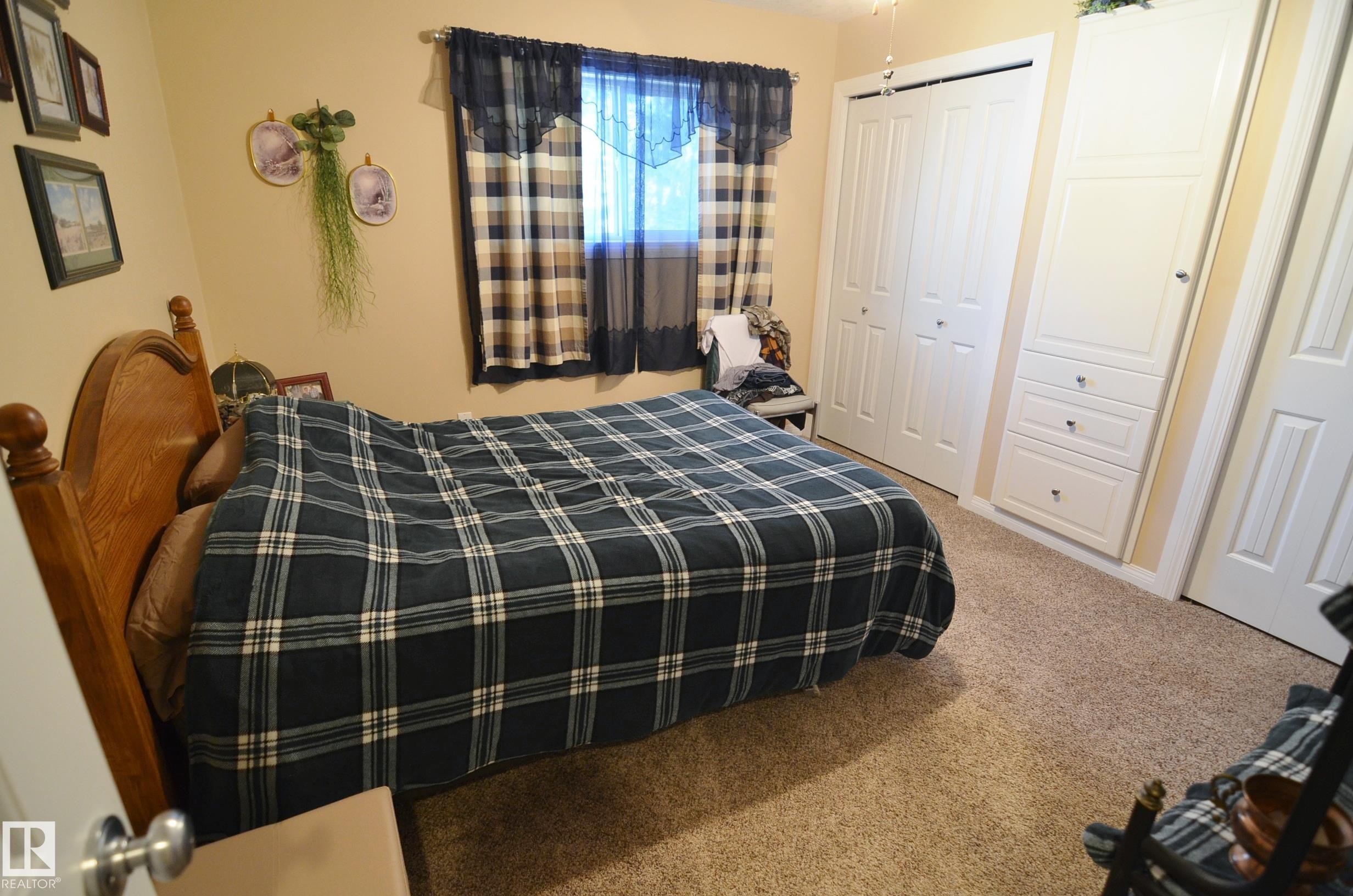 59225 Rge Rd 31, Rural Barrhead County, AB - Indoor Photo Showing Bedroom