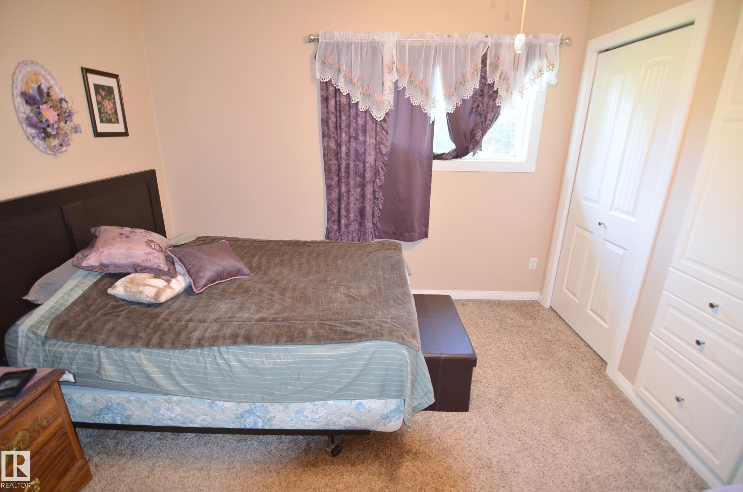 59225 Rge Rd 31, Rural Barrhead County, AB - Indoor Photo Showing Bedroom