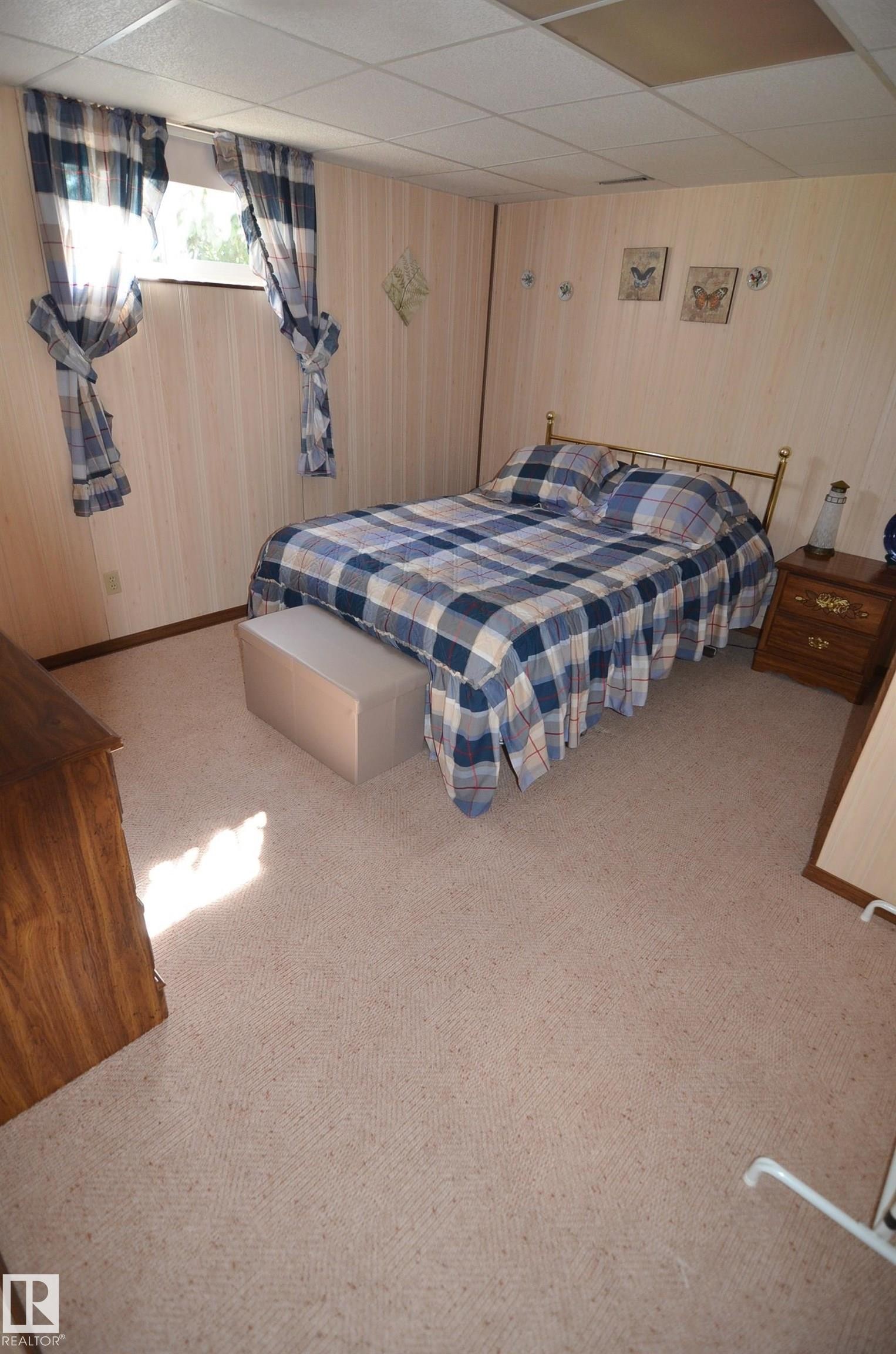 59225 Rge Rd 31, Rural Barrhead County, AB - Indoor Photo Showing Bedroom