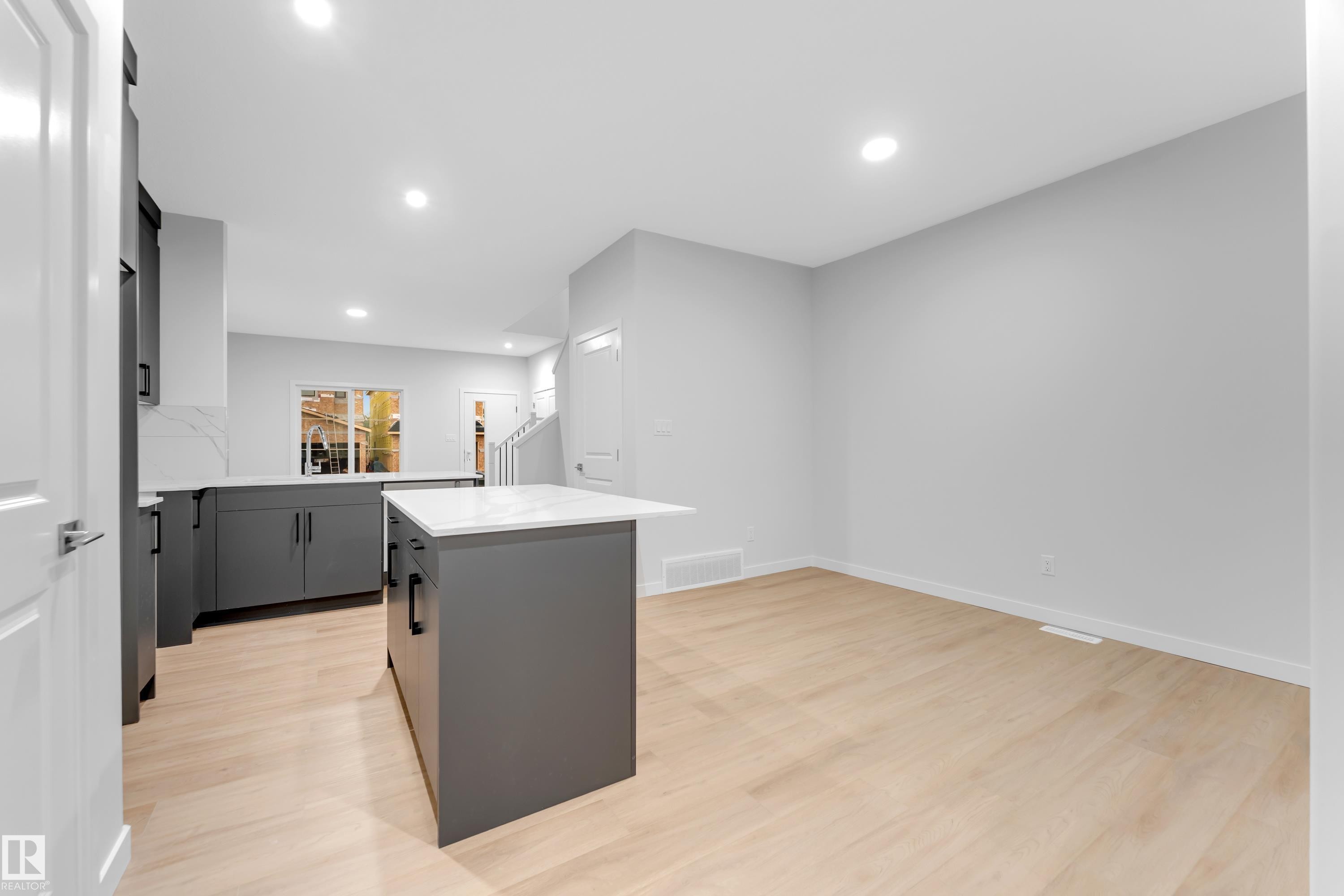 252 24 Street Sw, Edmonton, AB - Indoor Photo Showing Other Room