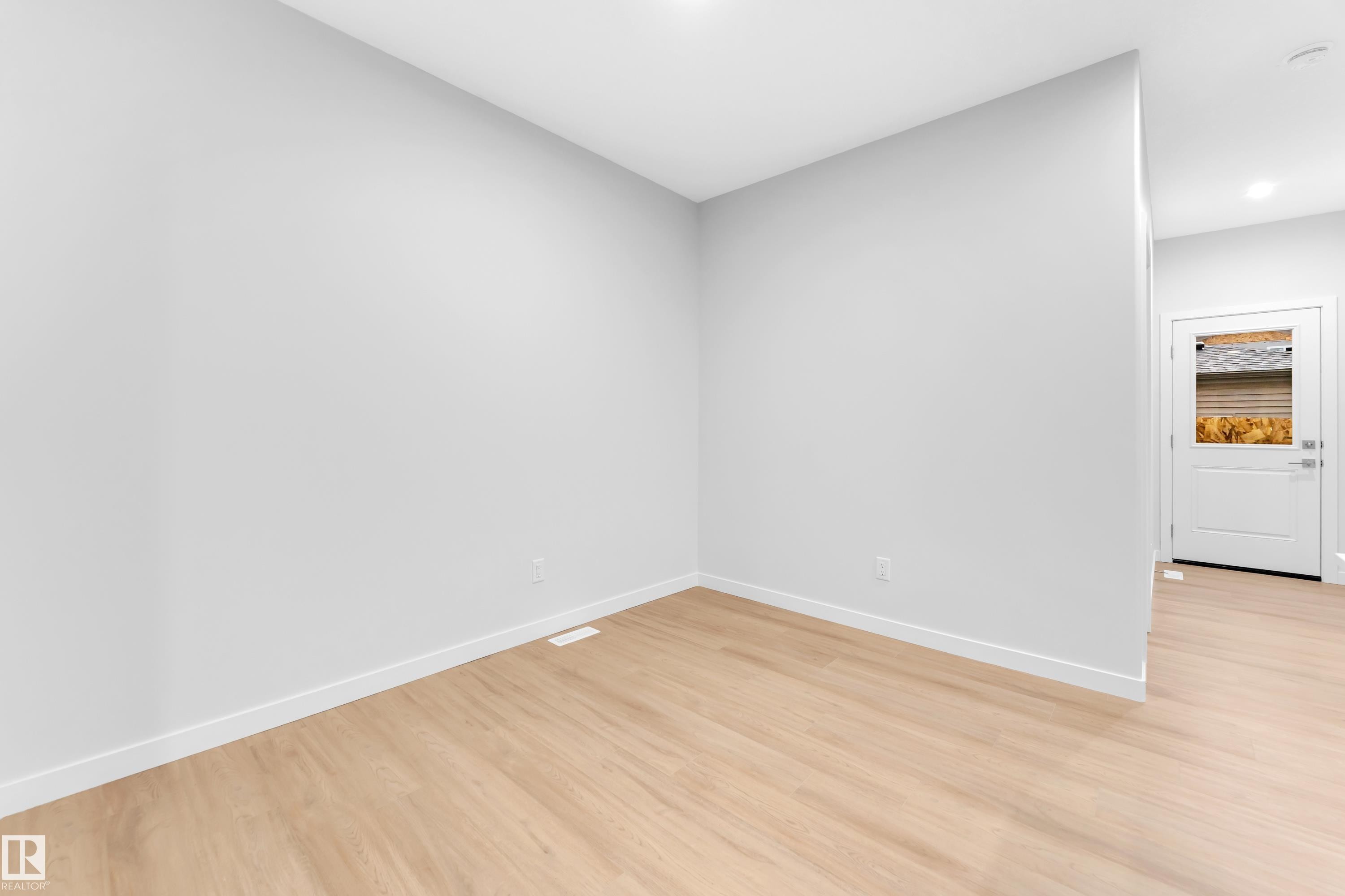 252 24 Street Sw, Edmonton, AB - Indoor Photo Showing Other Room
