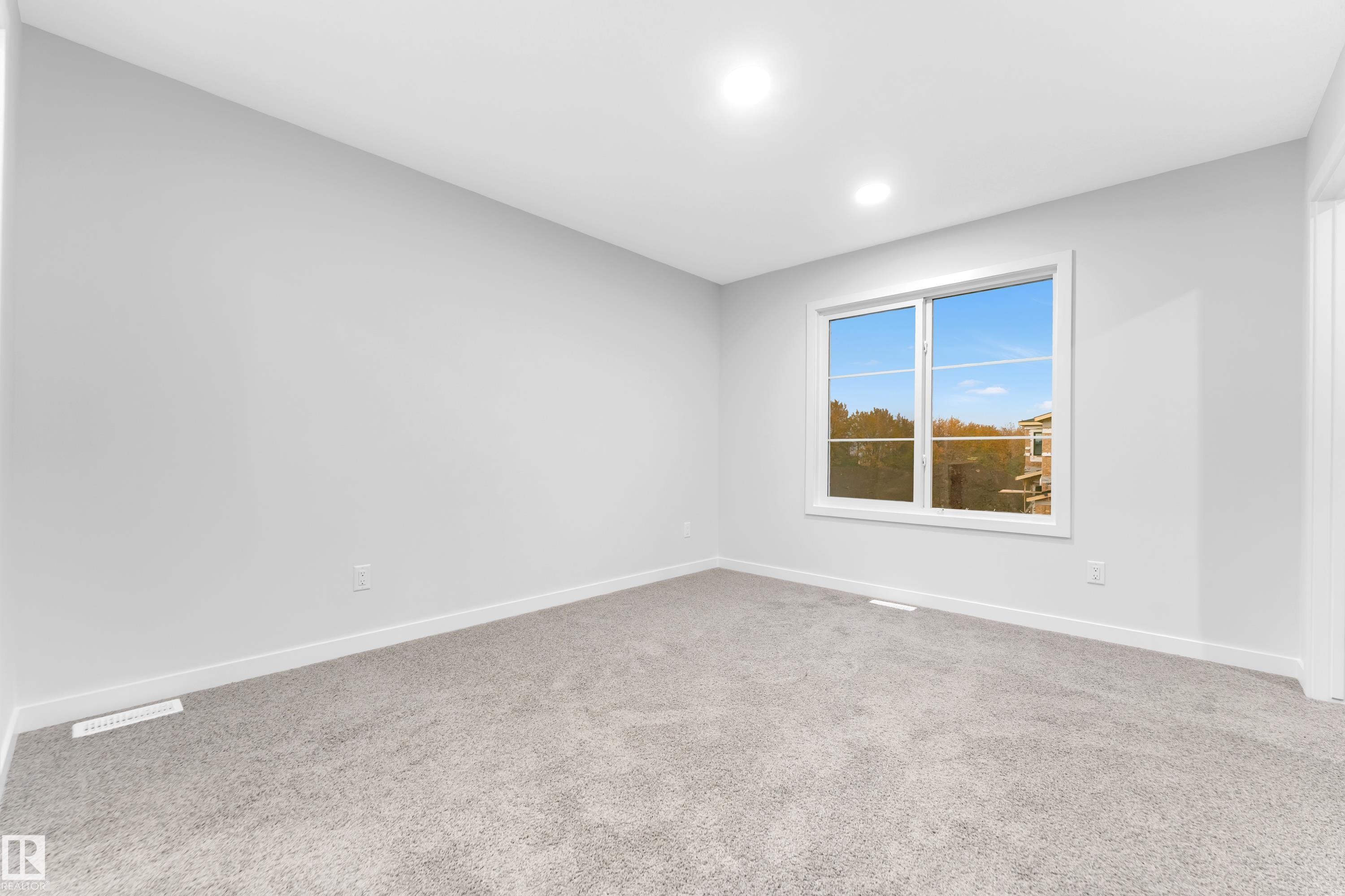 252 24 Street Sw, Edmonton, AB - Indoor Photo Showing Other Room