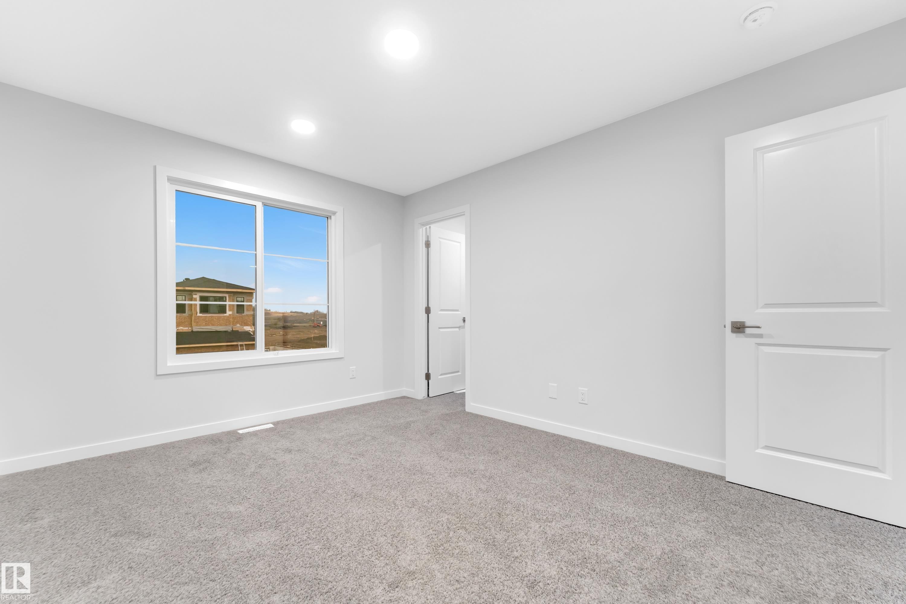 252 24 Street Sw, Edmonton, AB - Indoor Photo Showing Other Room