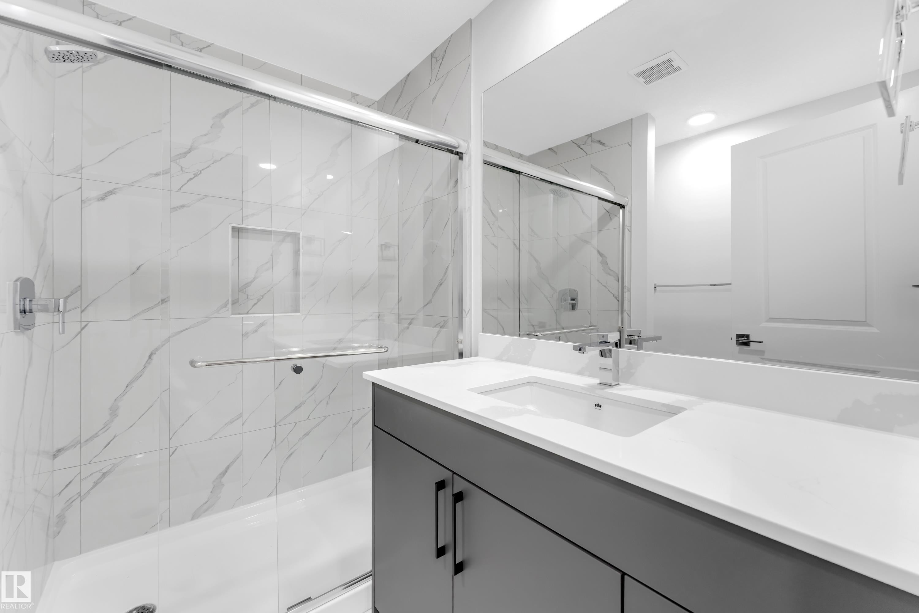 252 24 Street Sw, Edmonton, AB - Indoor Photo Showing Bathroom