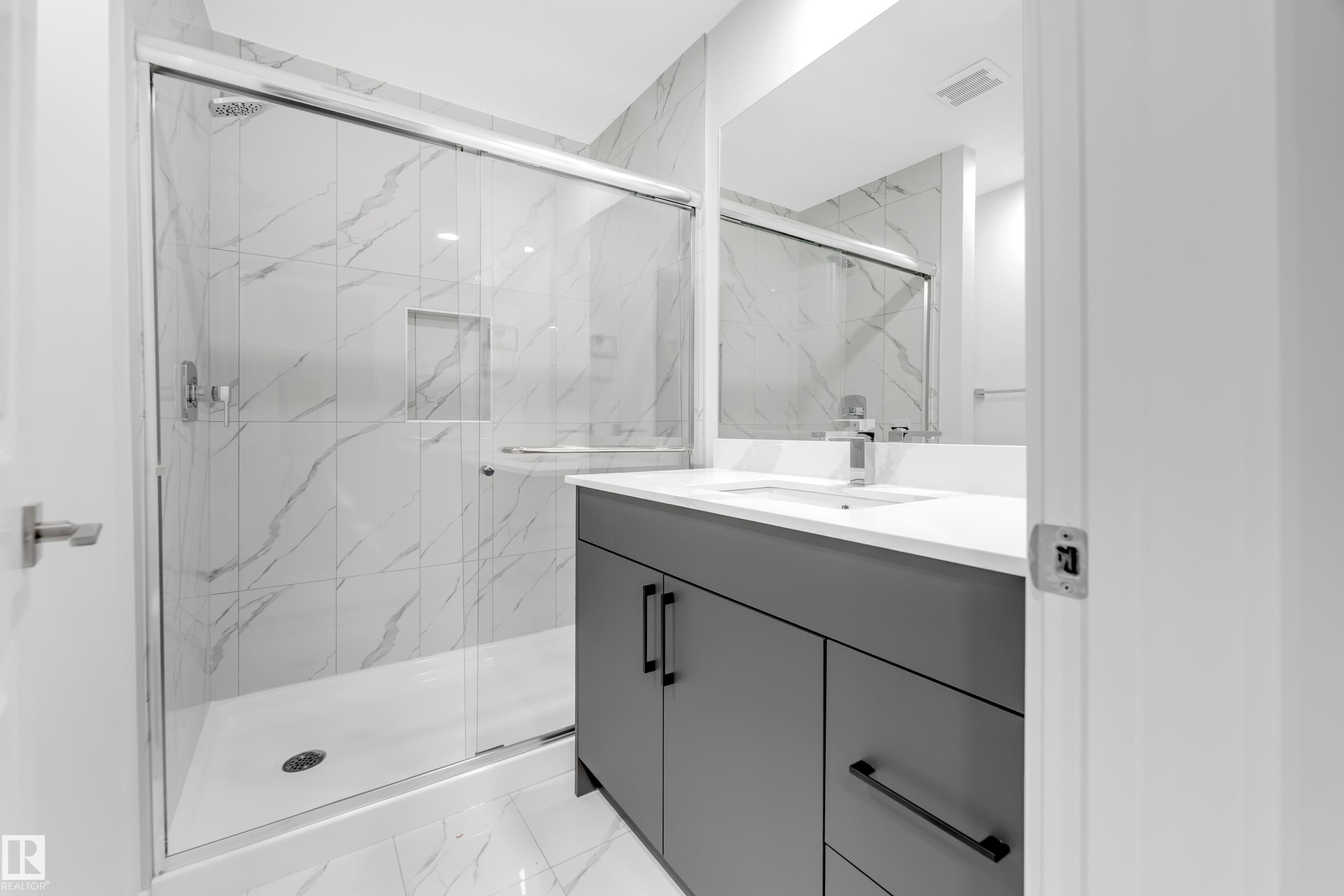 252 24 Street Sw, Edmonton, AB - Indoor Photo Showing Bathroom