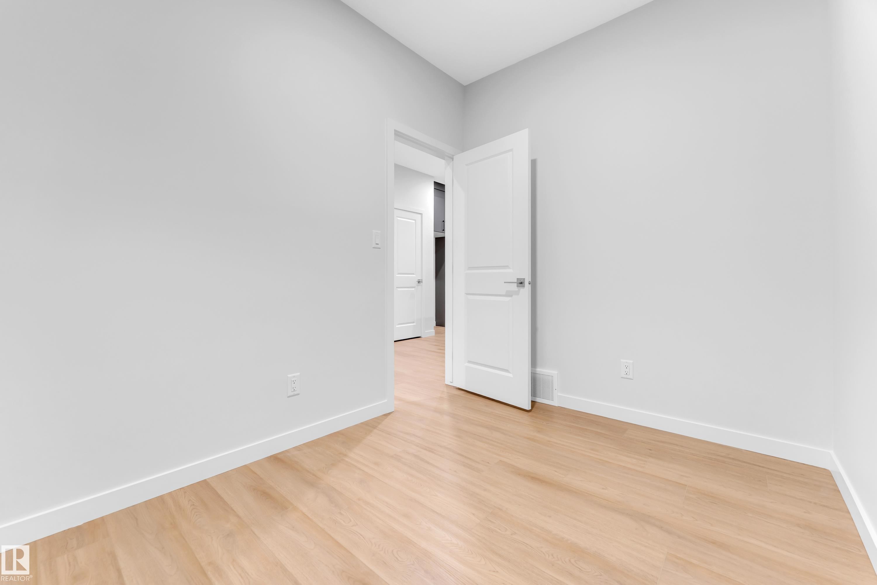 252 24 Street Sw, Edmonton, AB - Indoor Photo Showing Other Room