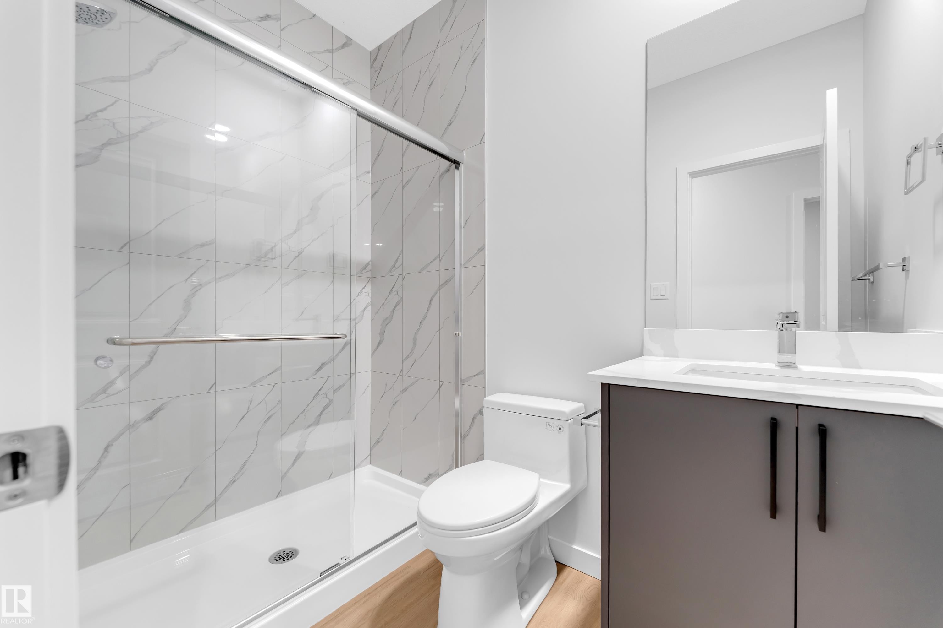 252 24 Street Sw, Edmonton, AB - Indoor Photo Showing Bathroom