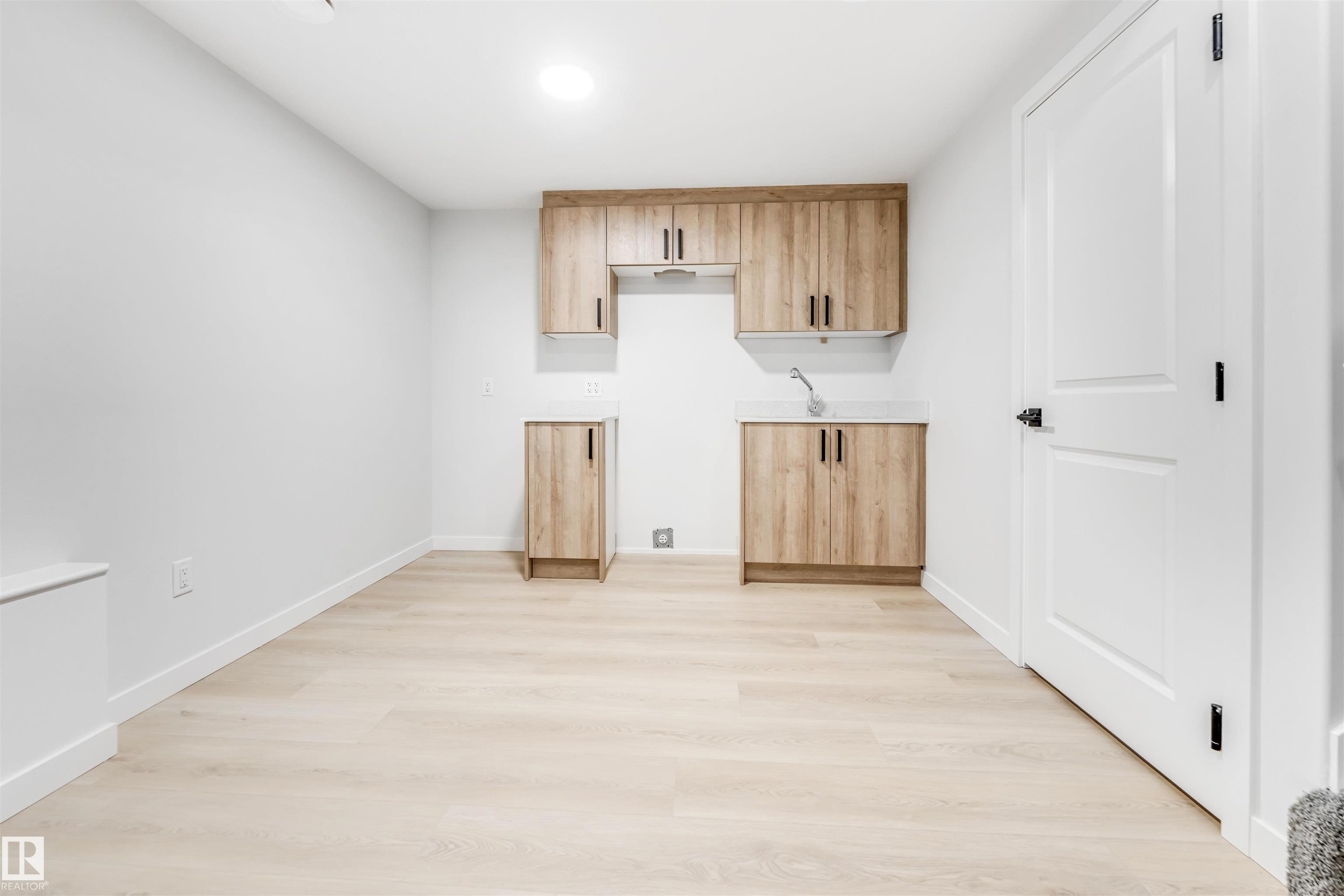 252 24 Street Sw, Edmonton, AB - Indoor Photo Showing Other Room