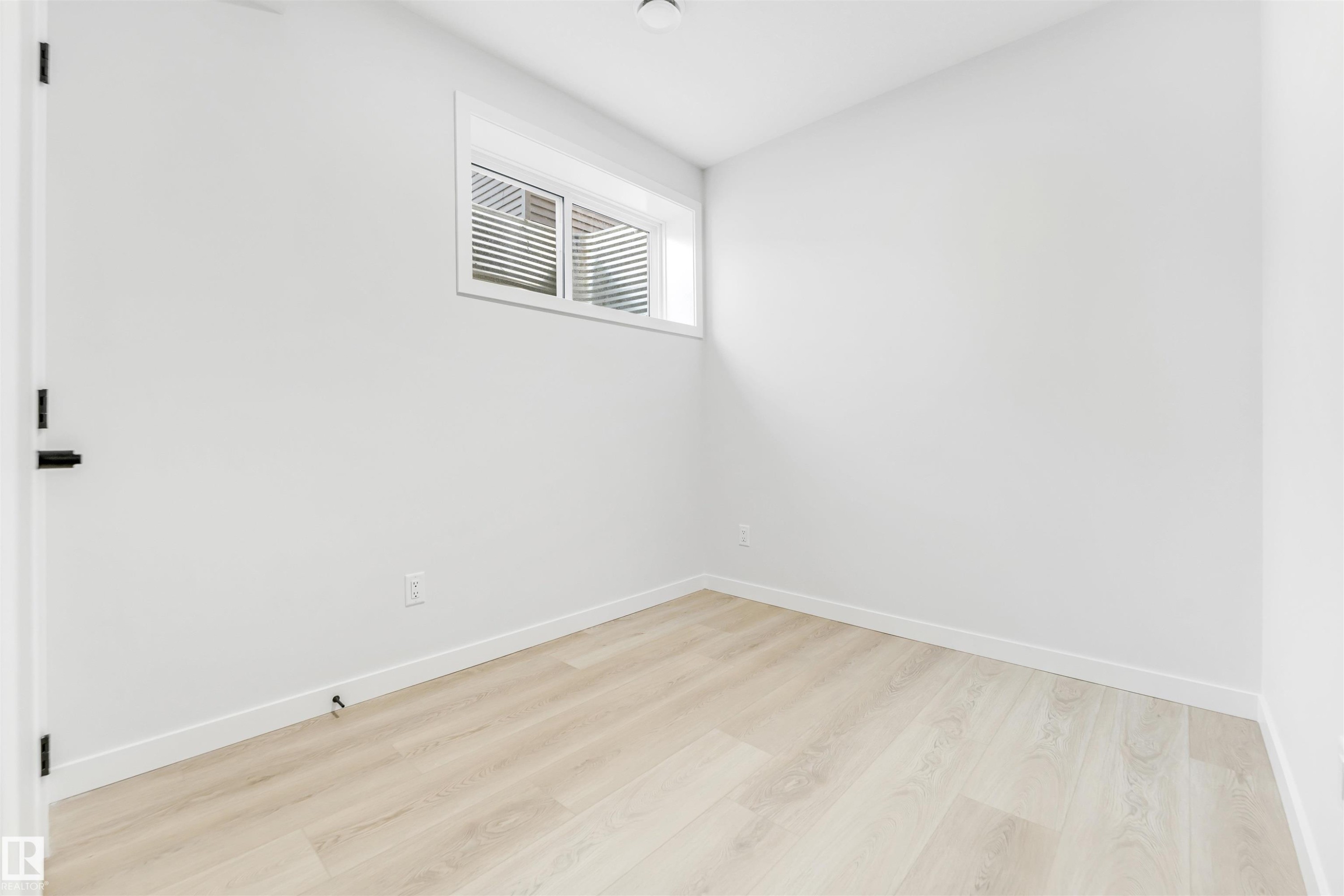 252 24 Street Sw, Edmonton, AB - Indoor Photo Showing Other Room