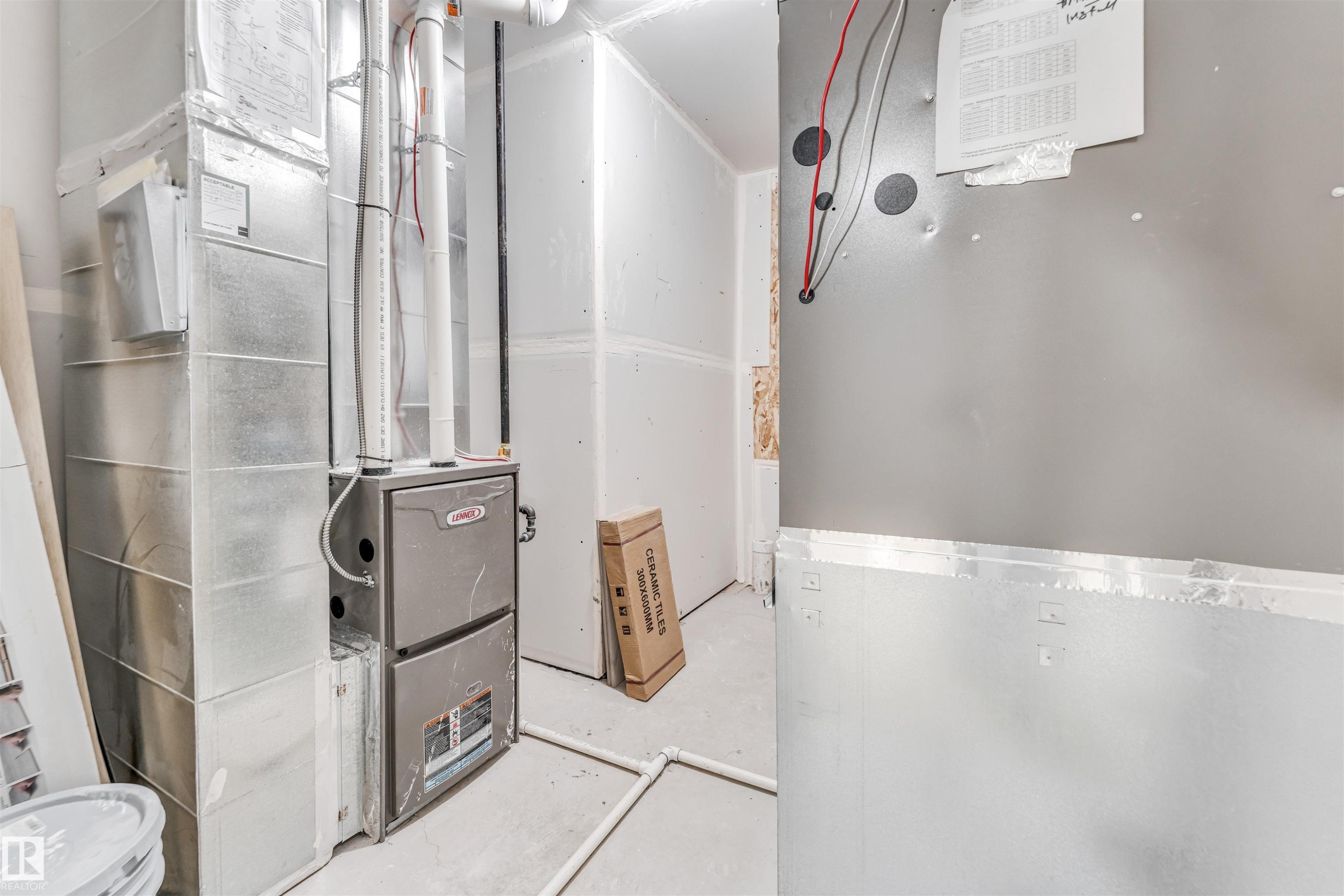 252 24 Street Sw, Edmonton, AB - Indoor Photo Showing Bathroom